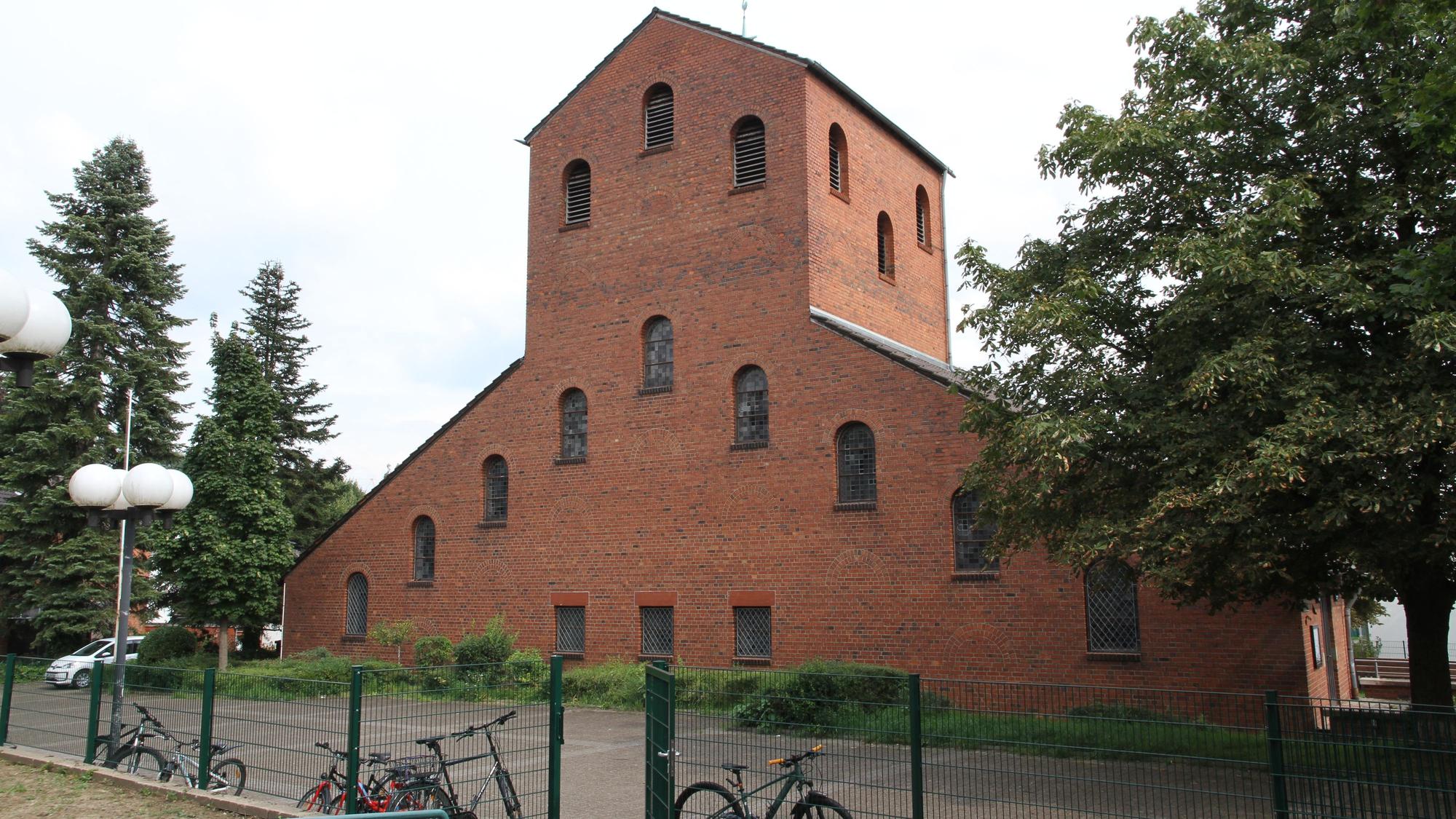 Eine aus Backsteinen gebaute Kirche