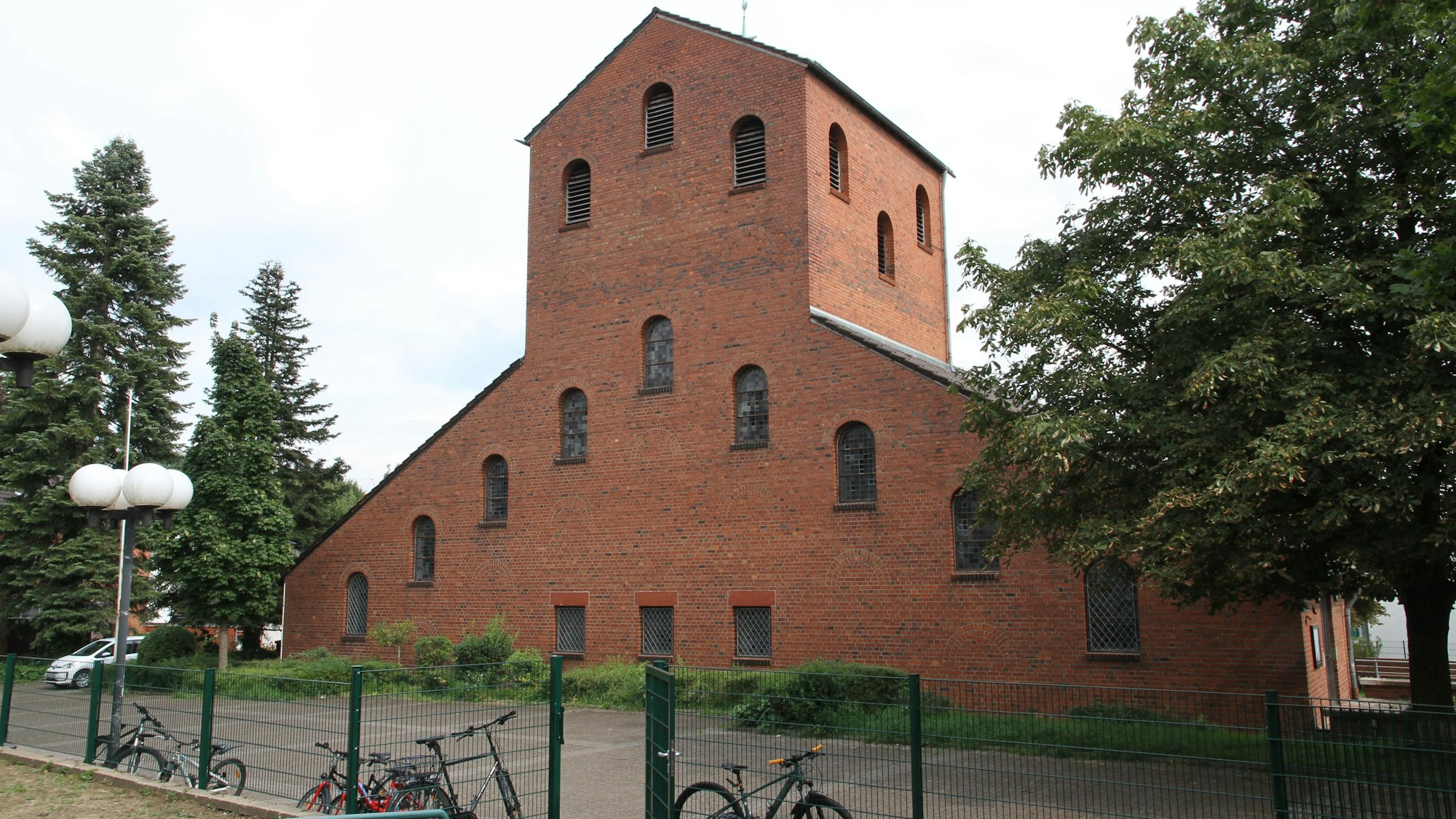 Eine aus Backsteinen gebaute Kirche