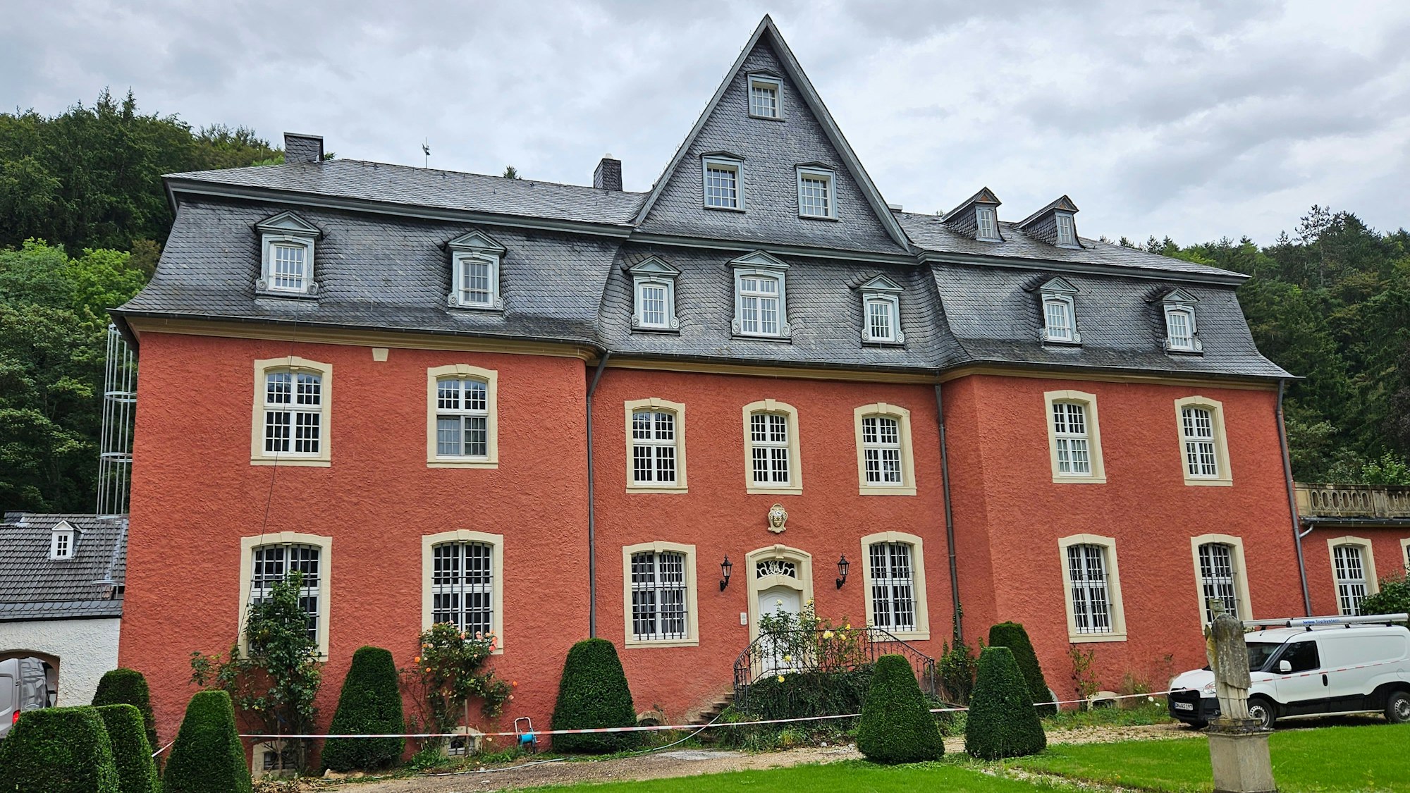 Das Foto zeigt das Hauptgebäude von Burg Dalbenden.