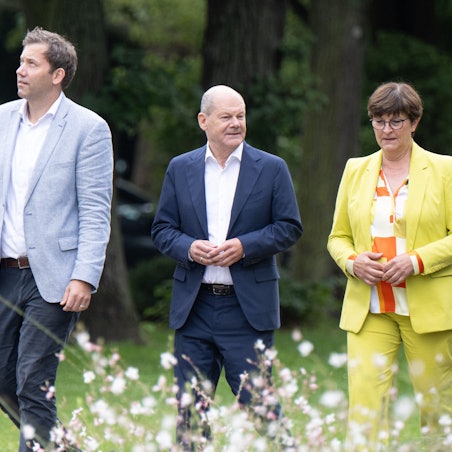 Lars Klingbeil, Bundesvorsitzender der SPD, Bundeskanzler Olaf Scholz (SPD), SPD-Bundesvorsitzende Saskia Esken (VL) kommen zur Klausurtagung SPD-Bundestagsfraktion.