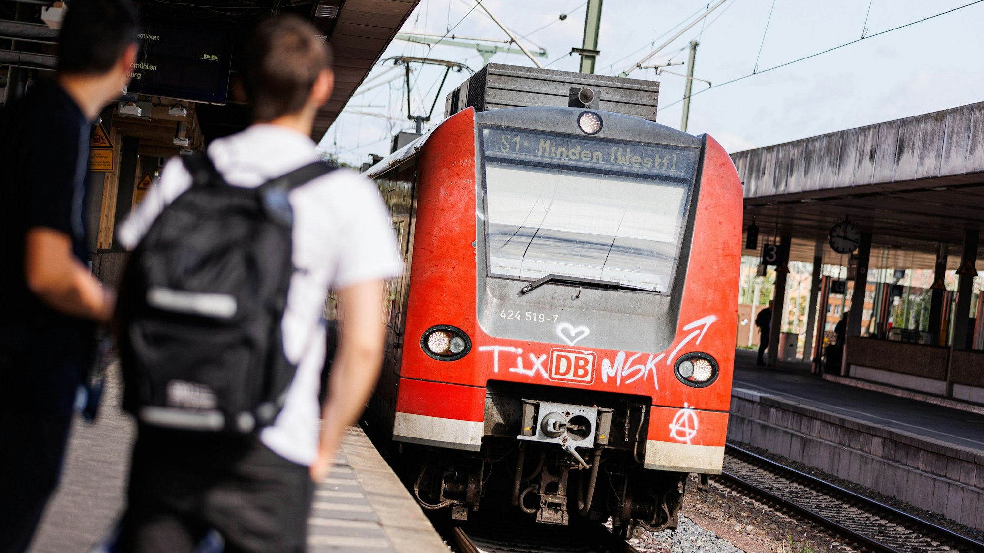 ARCHIV - 11.06.2022, Niedersachsen, Hannover: Eine Regionalbahn der Deutschen Bahn fährt am Morgen in den Hauptbahnhof Hannover ein. Kommt es in den nächsten Wochen zu einem unbefristeten Streik auf der Schiene? Diese Frage steht am Montag im Mittelpunkt, wenn die Eisenbahn- und Verkehrsgewerkschaft EVG in Berlin das Ergebnis ihrer Urabstimmung verkündet. (zu dpa "Tarifkonflikt bei der Bahn kurz vor dem Ende - Oder doch Streik?") Foto: Michael Matthey/dpa +++ dpa-Bildfunk +++