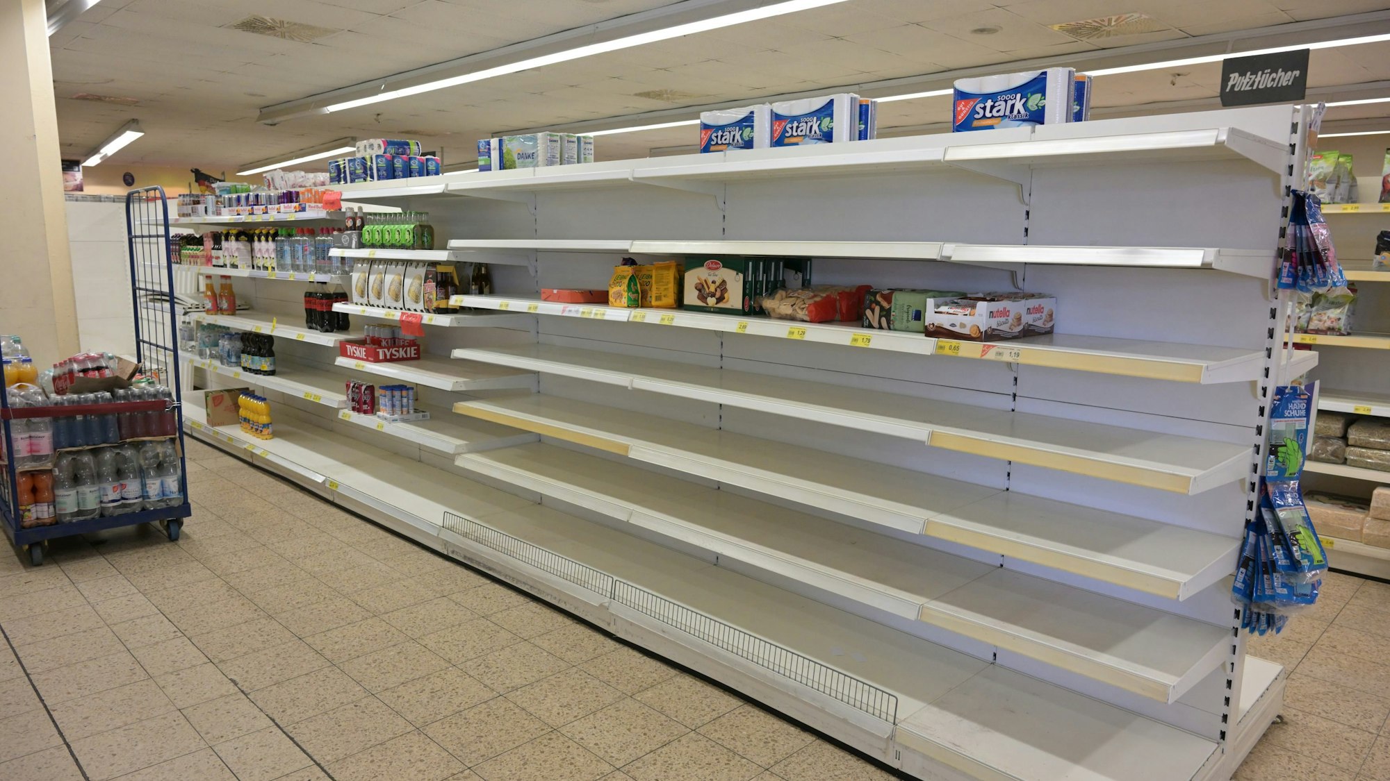 Das Foto zeigt leere Regale im Herkenrather Edeka-Markt.