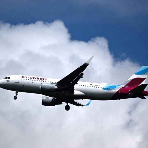 Ein Eurowings-Flieger (Symbolfoto) musste nach mehreren Runden über Nörvenich nach Köln/Bonn zurückfliegen. Auf dem Flugportal Flight-Radar wurde der Irrflug dokumentiert.
