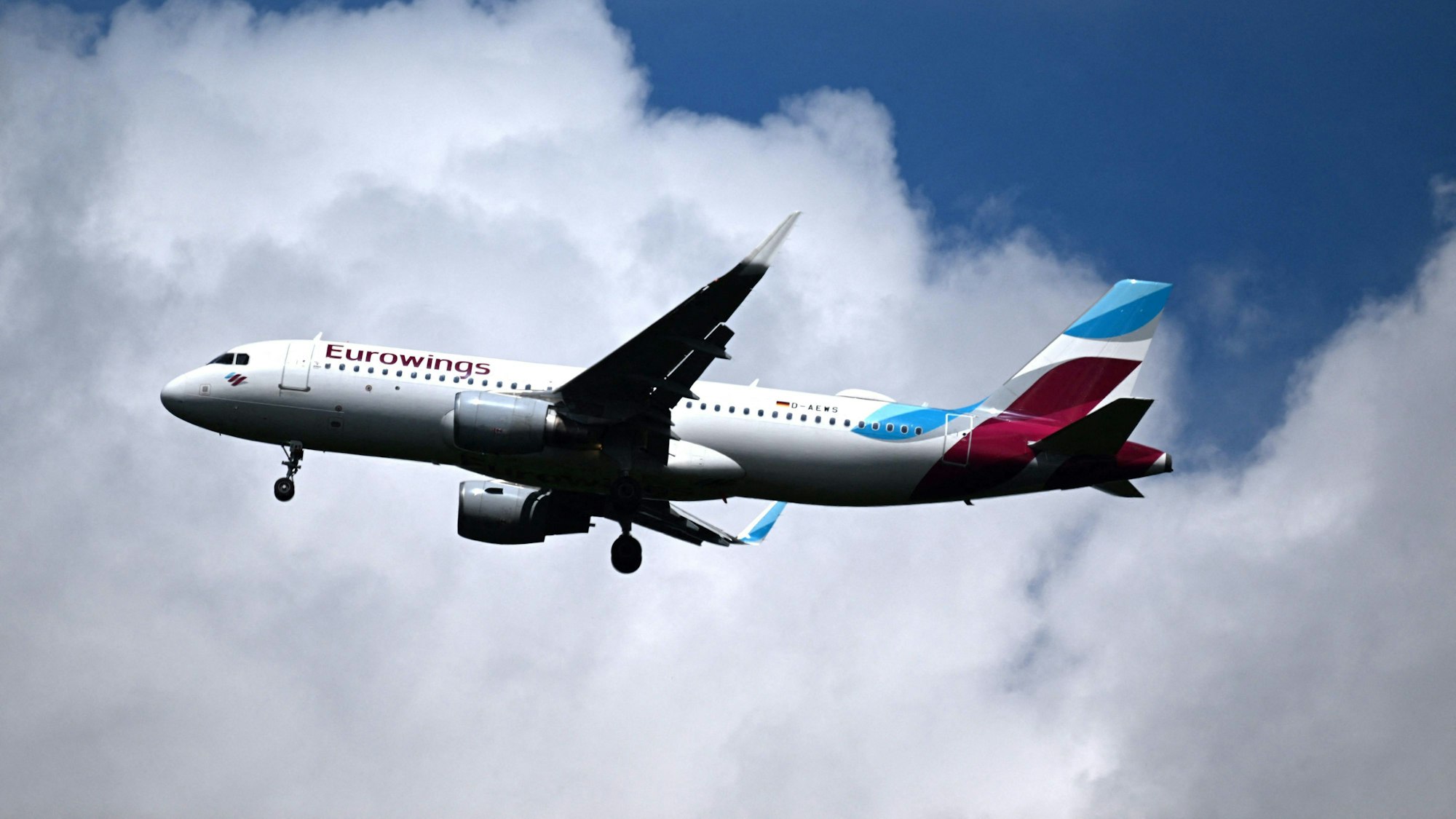 Ein Airbus von Eurowings im Landeanflug.