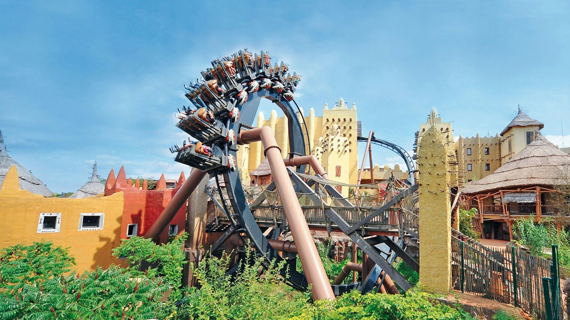 Blick auf die spektakuläre Achterbahn „Black Mamba“ im Phantasialand.