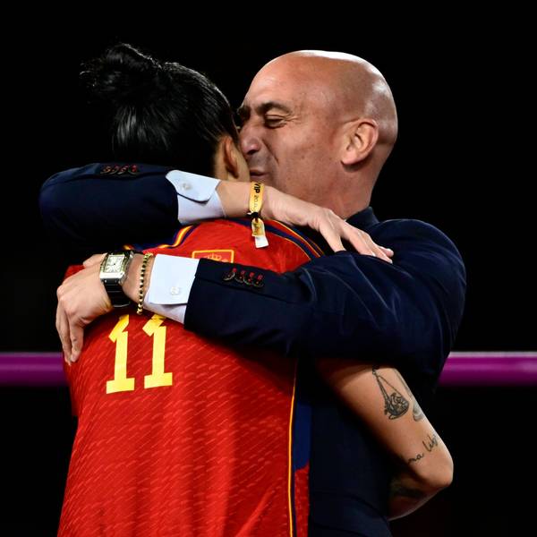 Luis Rubiales küsst Jenni Hermoso ungefragt nach dem WM-Triumph auf de Mund.