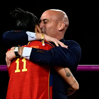 Luis Rubiales küsst Jenni Hermoso ungefragt nach dem WM-Triumph auf de Mund.