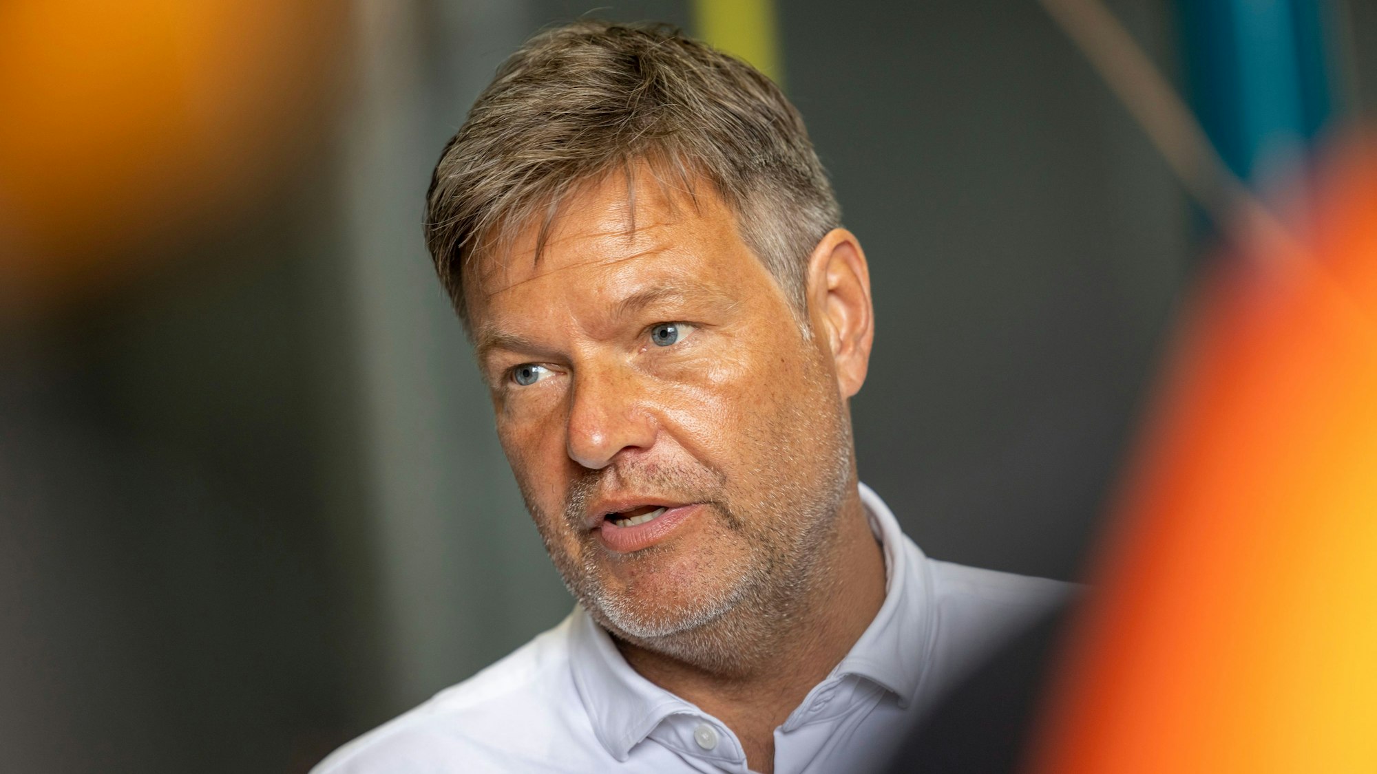 24.08.2023, Nordrhein-Westfalen, Köln: Robert Habeck (Bündnis 90/Die Grünen), Bundeswirtschaftsminister, spricht bei einem Besuch der NKT GmbH & Co KG. Das Unternehmen entwickelt, fertigt und installiert schlüsselfertige Nieder-, Mittel- und Hochspannungskabellösungen, die eine nachhaltige Energieübertragung ermöglichen. Foto: Thomas Banneyer/dpa +++ dpa-Bildfunk +++