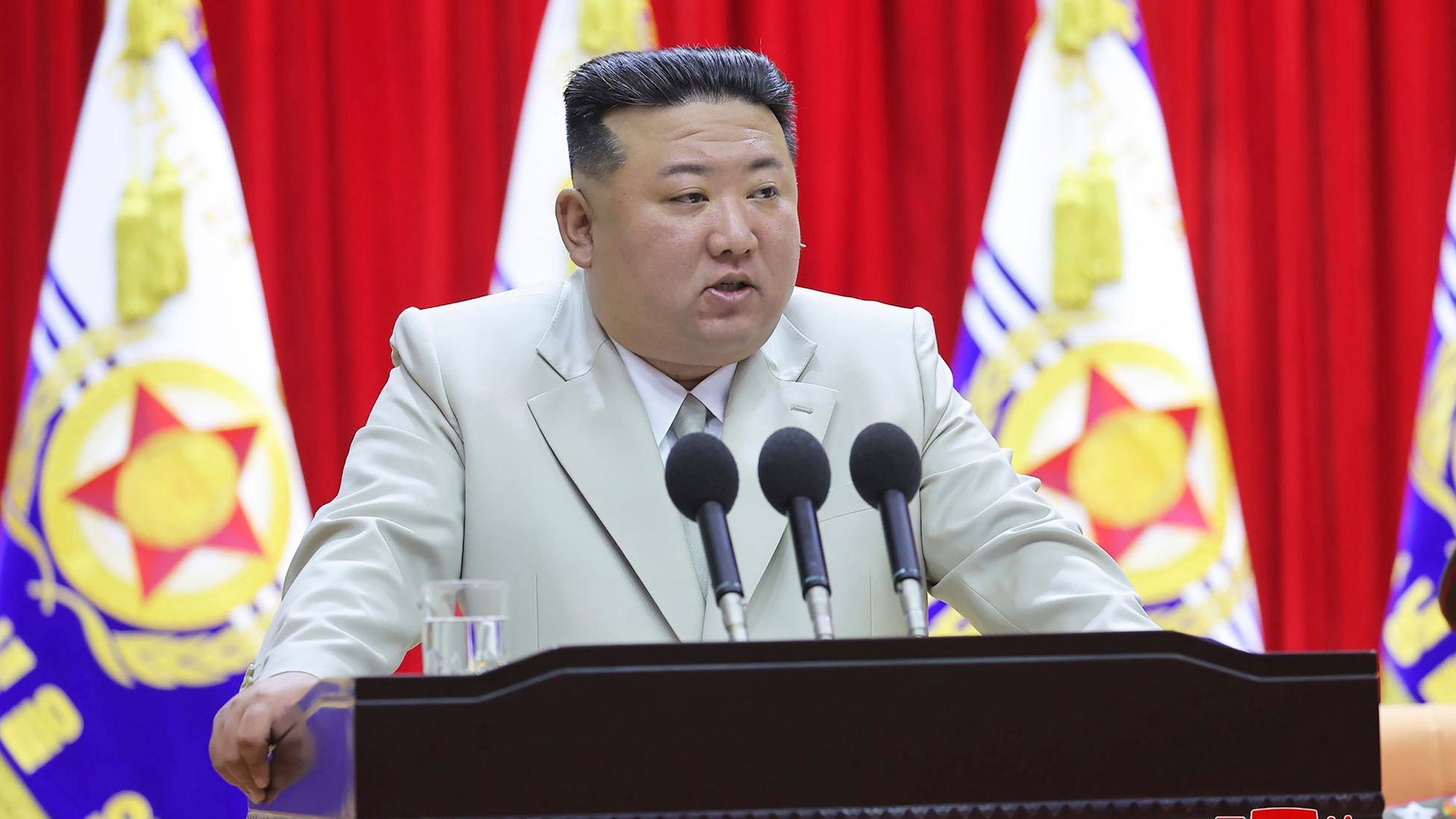 HANDOUT - 29.08.2023, Nordkorea, -: Auf diesem von der nordkoreanischen Regierung zur Verfügung gestellten Bild spricht Kim Jong Un, Machthaber von Nordkorea, während seines Besuchs im Marinehauptquartier in Nordkorea am 27. August 2023. Unabhängige Journalisten hatten keinen Zugang zu dem Ereignis, das auf diesem von der nordkoreanischen Regierung verbreiteten Bild zu sehen ist. Der Inhalt dieses Bildes ist so, wie er bereitgestellt wurde, und kann nicht unabhängig überprüft werden. Das Wasserzeichen auf dem Bild in koreanischer Sprache lautet wie von der Quelle angegeben: "KCNA" ist die Abkürzung für Korean Central News Agency. Foto: KCNA/KNS via AP/dpa - ACHTUNG: Nur zur redaktionellen Verwendung und nur mit vollständiger Nennung des vorstehenden Credits bis zum 13. September 2023 +++ dpa-Bildfunk +++