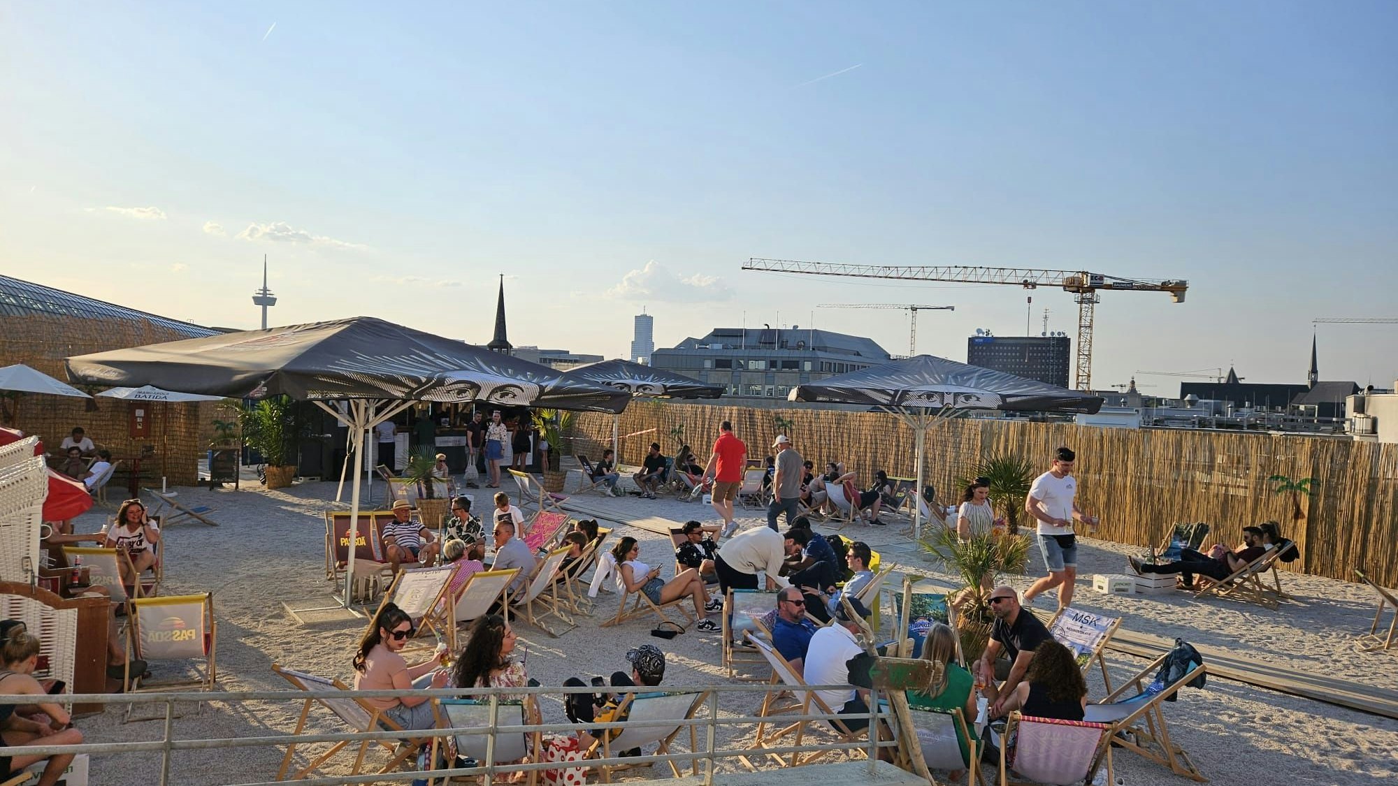 Die Sonnenscheinetage mit Strand, Palmen und Liegestühlen auf dem Galeria Kaufhof Dach.