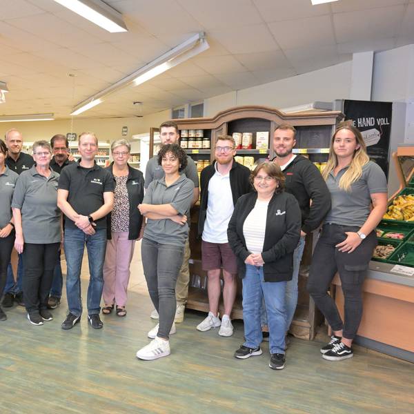 Das Foto zeigt die Mitarbeiter des Edeka-Marktes in Herkenrath.