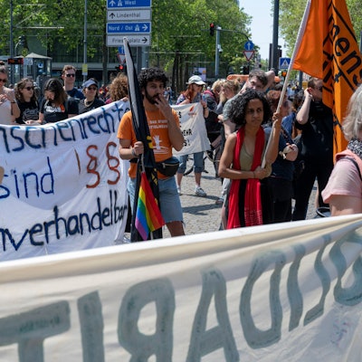 03.06.2023, Köln: NRW-weite Demonstration unter dem Motto Hände weg vom Asylrecht, keine Kompromisse mit der Festung Europa! Foto: Uwe Weiser