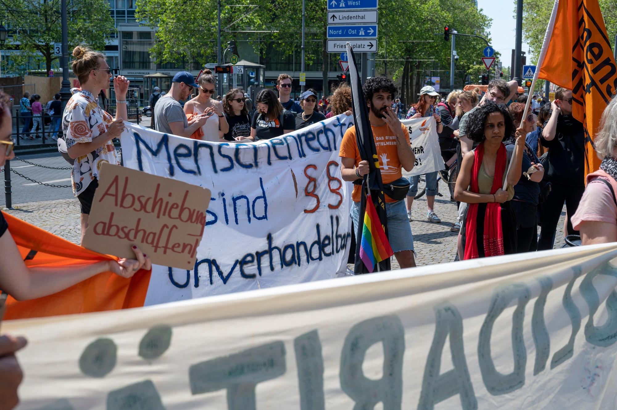 03.06.2023, Köln: NRW-weite Demonstration unter dem Motto Hände weg vom Asylrecht, keine Kompromisse mit der Festung Europa! Foto: Uwe Weiser