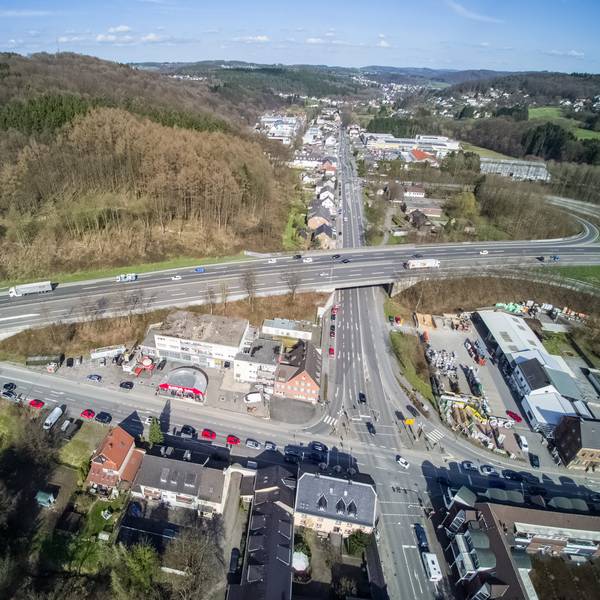 Die Autobahn 4 führt über die sich in Untereschbach kreuzenden Landstraßen hinweg von Köln nach Olpe.