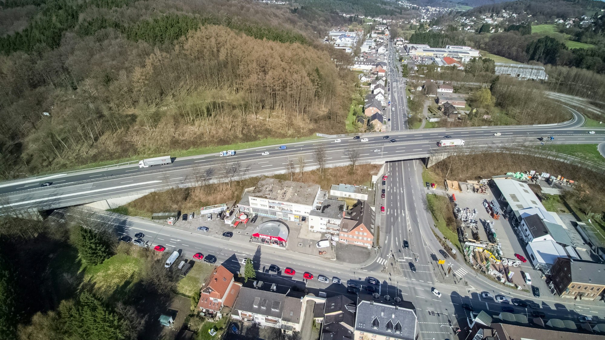 Die Brücke der Autobahn 4 (Köln - Olpe) über die L 136 (Bensberg - Overath) ist marode und wird neu gebaut.