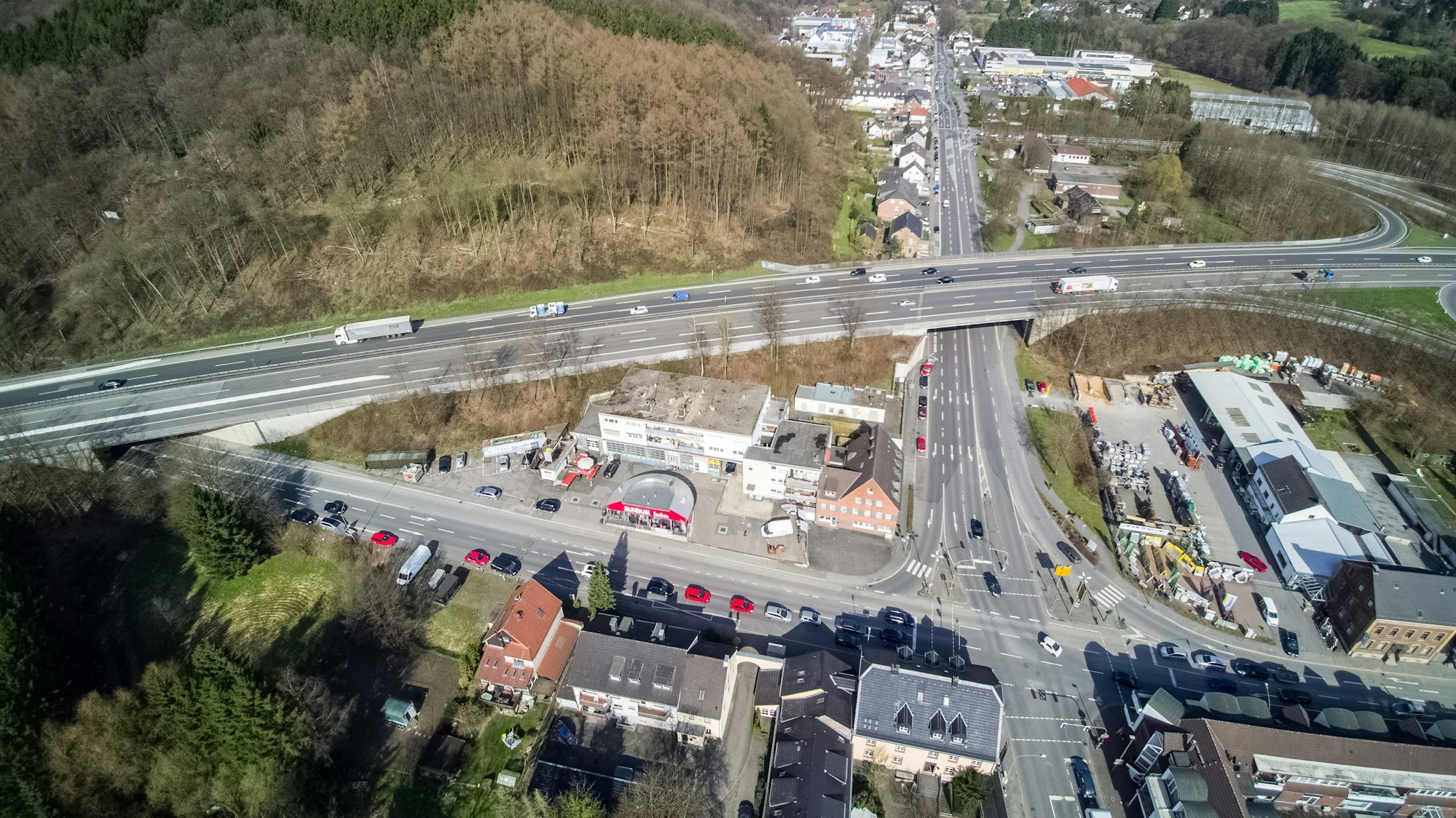 Die Brücke der Autobahn 4 (Köln - Olpe) über die L 136 (Bensberg - Overath) (links im Bild) muss neu gebaut werden.