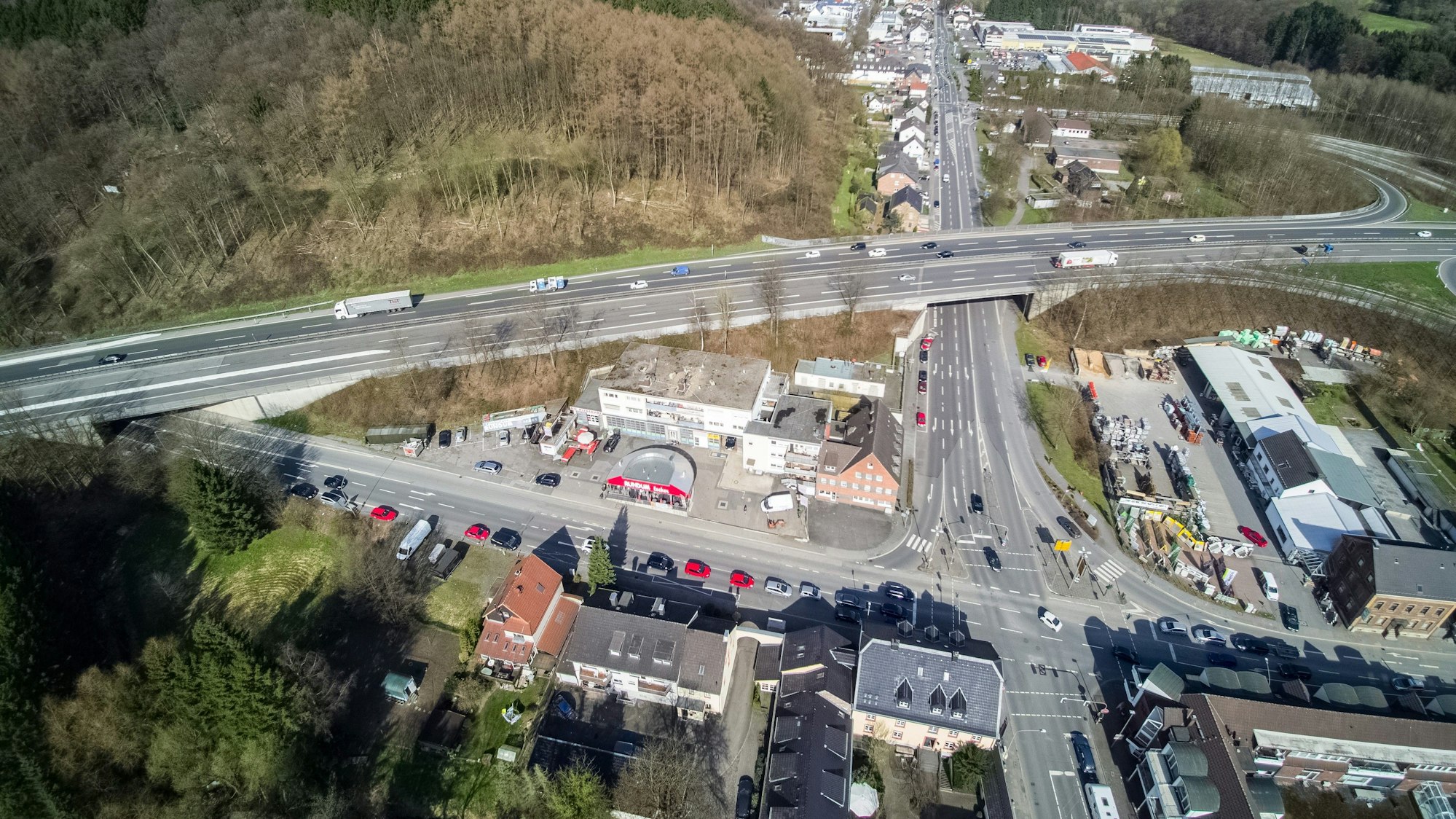 Die A4-Brücke über die L 136 (linker Rand) wird neu gebaut.