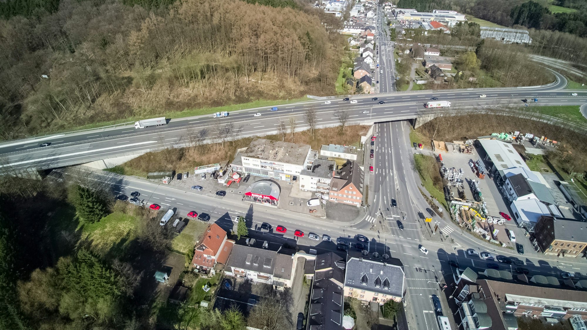 Die A4-Brücke über die L 136 (linker Rand) wird neu gebaut.