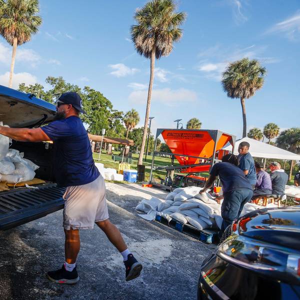 28.08.2023, USA, Tampa: David Fuentes lädt vor der Ankunft des Tropensturms Idalia im MacFarlane Park in Tampa Sandsäcke auf ein Auto. Der US-Bundesstaat Florida bereitet sich auf die Ankunft eines Hurrikans vor. Foto: Ivy Ceballo/Tampa Bay Times/AP/dpa - ACHTUNG: Nur zur redaktionellen Verwendung und nur mit vollständiger Nennung des vorstehenden Credits +++ dpa-Bildfunk +++