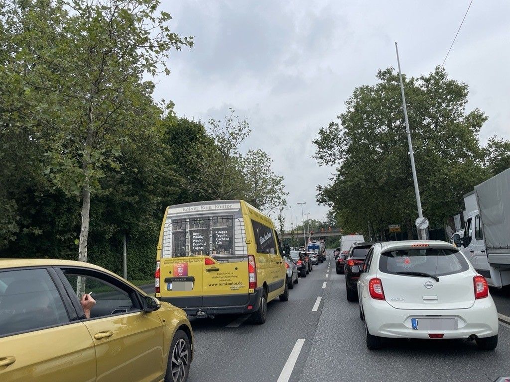 Stau auf der Borsigstraße wegen der Instandsetzung der Fußgängerbrücke.
