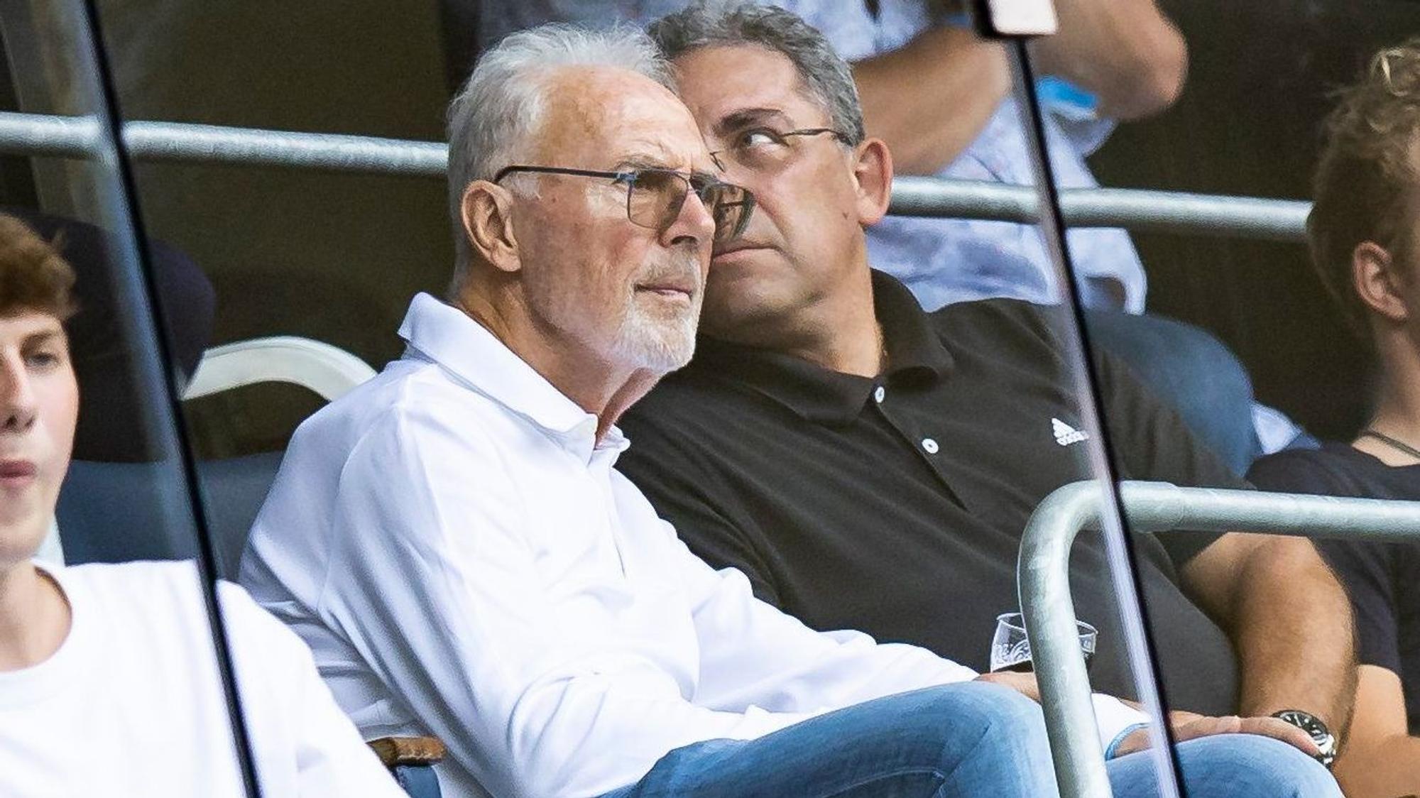 Franz Beckenbauer sitzt im August 2022 bei einem Spiel zwischen TSG 1899 Hoffenheim und dem FC Augsburg auf der Tribüne.