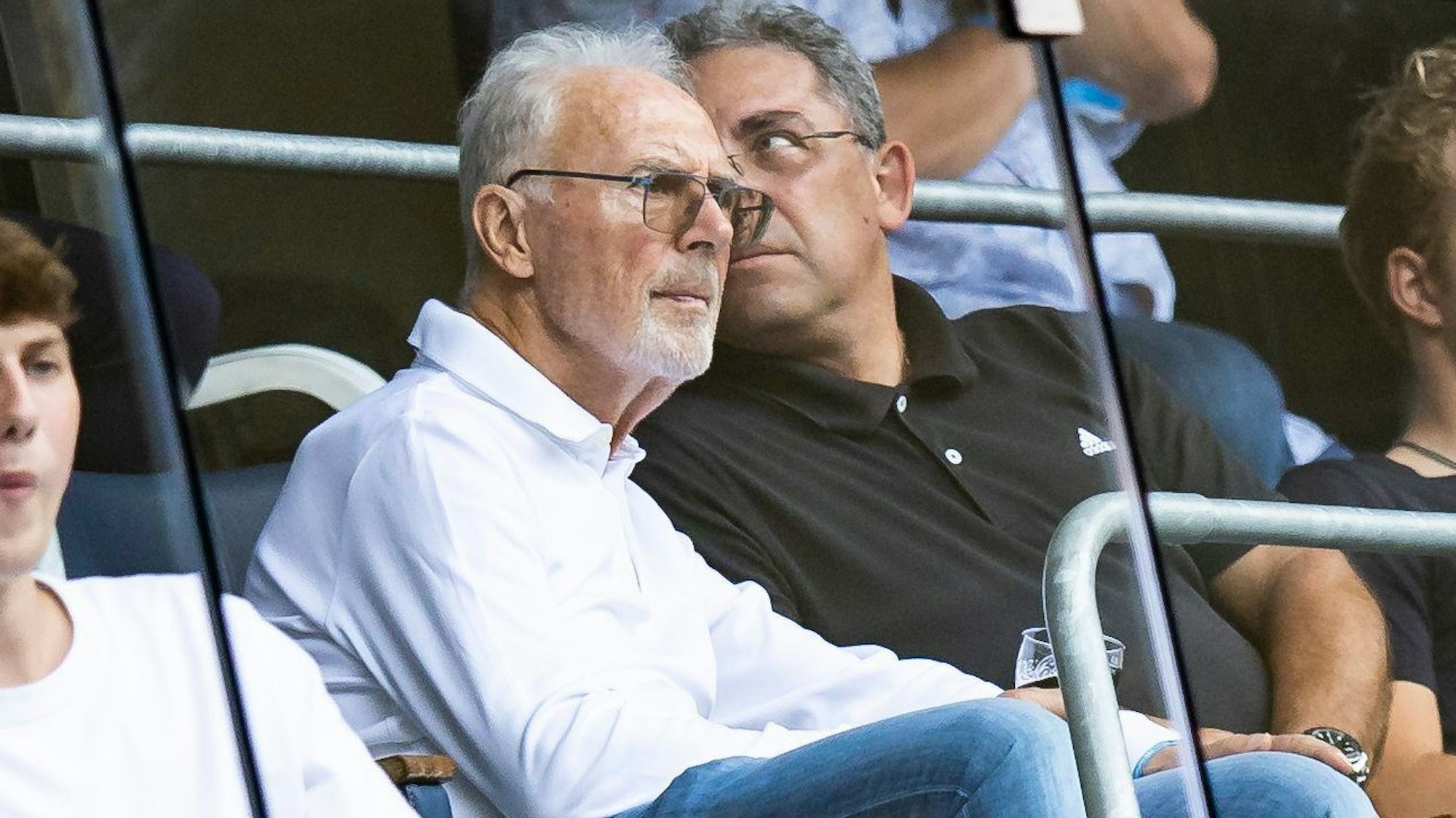 Franz Beckenbauer sitzt im August 2022 bei einem Spiel zwischen TSG 1899 Hoffenheim und dem FC Augsburg auf der Tribüne.