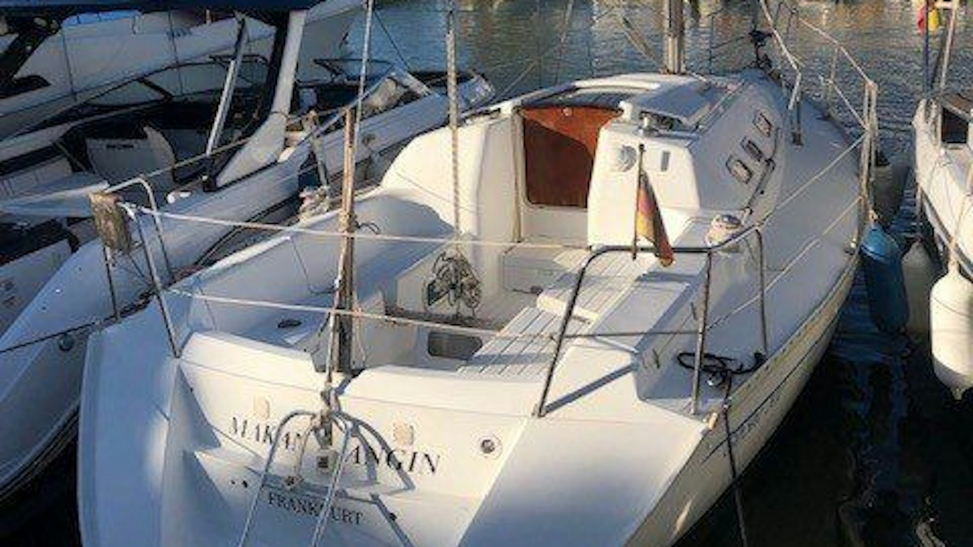 Das Segelboot „Makan Angin“, auf dem die beiden Deutschen zwischen Menorca und Mallorca unterwegs waren. Vater und Sohn starben, ihre Leichen wurden identifiziert.