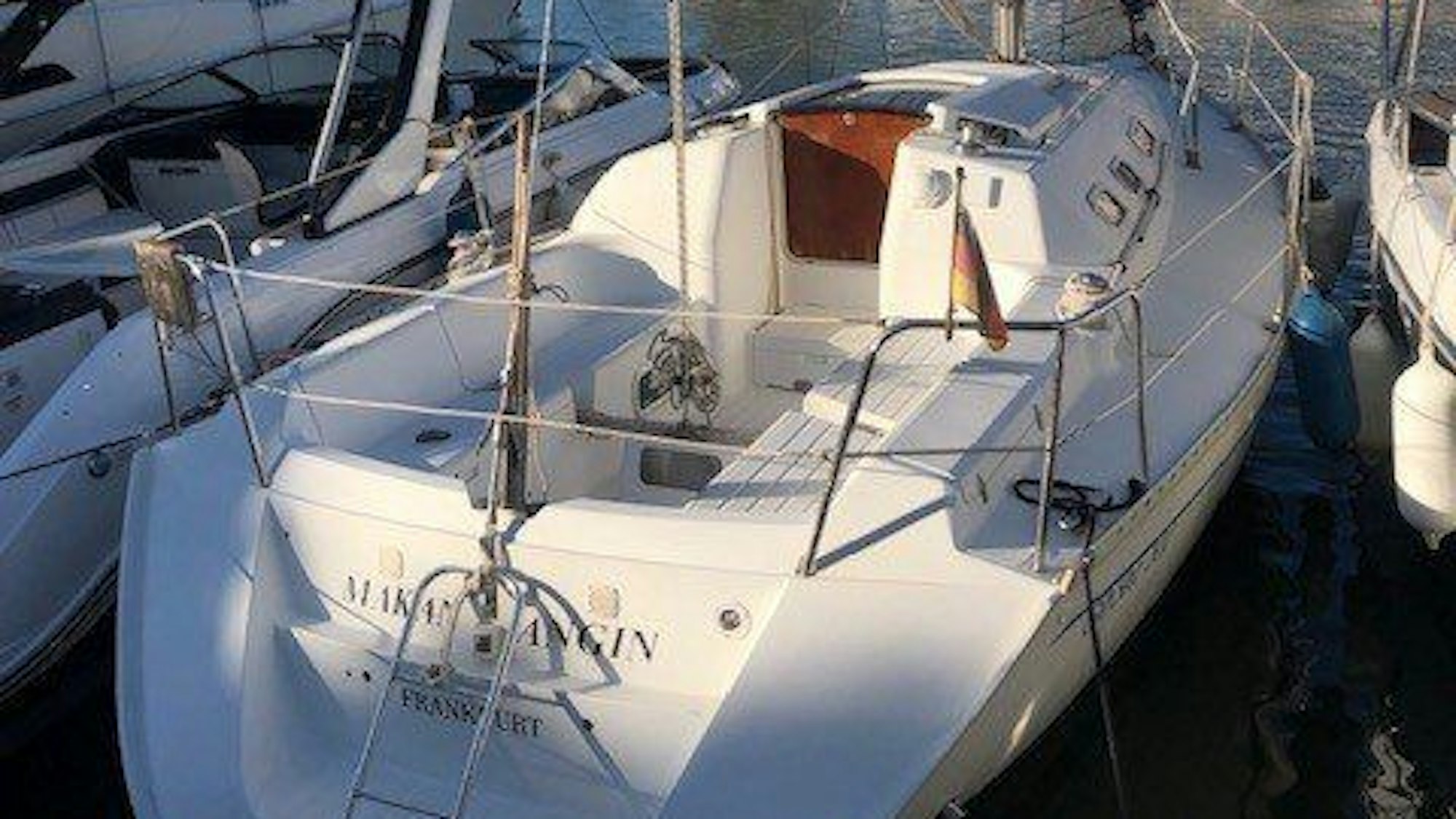 Auf diesem vom spanischen Seerettungsdienst zur Verfügung gestellten undatierten Bild ist das Segelboot „Makan Angin“ zu sehen. Zwei Segler aus Deutschland werden seit Sonntag vermisst.