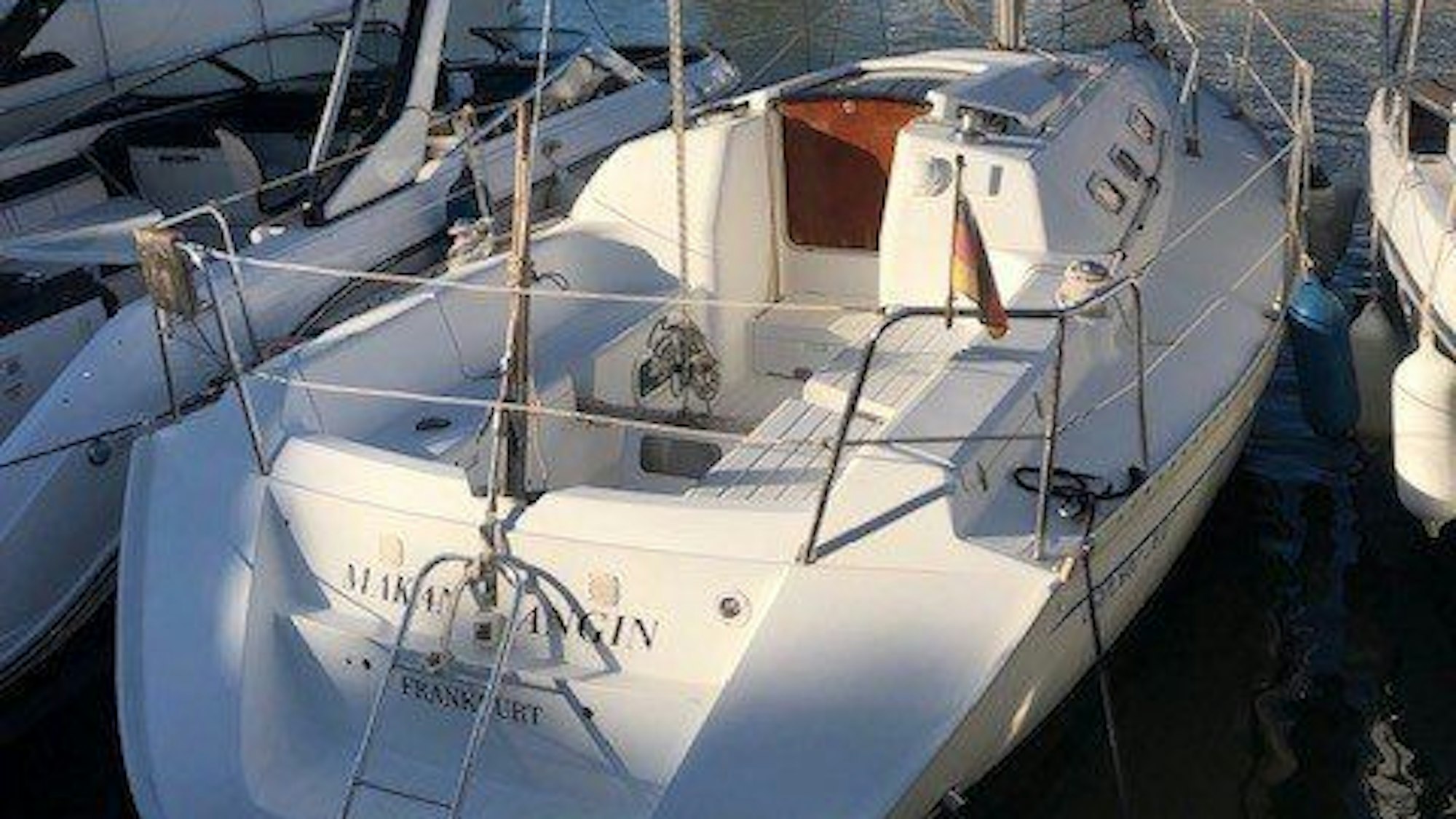 Das vermisste Segelboot „Makan Angin“ zweier deutscher Segler steht im Hafen von Menorca.