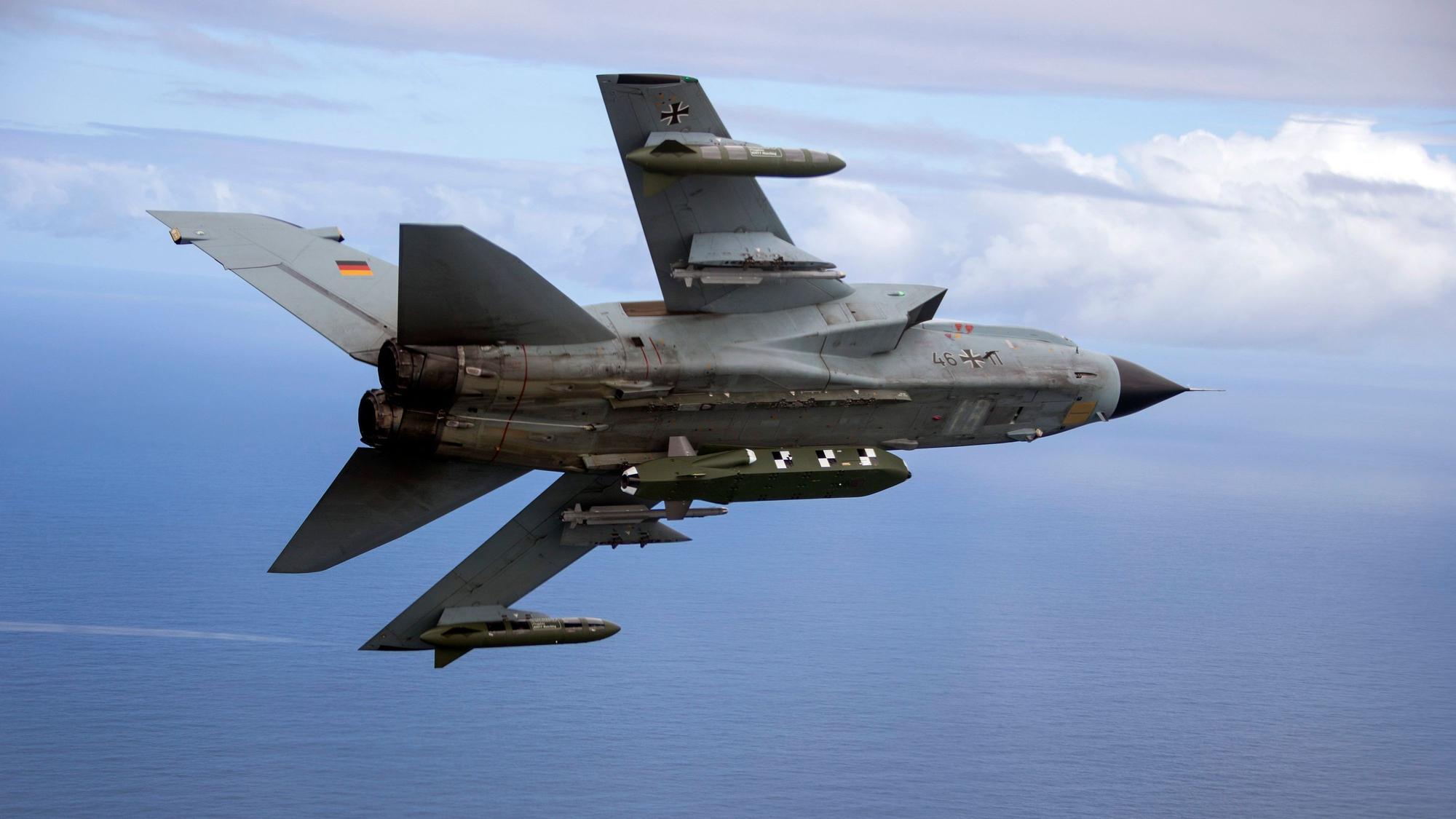 ARCHIV - 28.03.2017, Südafrika, Bredasdorp: HANDOUT - Die von der Bundeswehr herausgegebene Aufnahme zeigt einen Kampfjet Tornado IDS ASSTA 3.0, bestückt mit dem Lenkflugkörper Taurus, der im Rahmen der Übung «Two Oceans» über See fliegt. (zu dpa «Baerbock: Bei Taurus-Marschflugkörpern liegt Teufel im Detail») Foto: Andrea Bienert/Bundeswehr/dpa - ACHTUNG: Nur zur redaktionellen Verwendung und nur mit vollständiger Nennung des vorstehenden Credits +++ dpa-Bildfunk +++