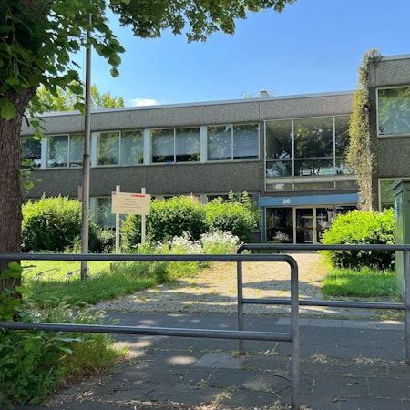 Ein zweistöckiges Waschbeton-Gebäude ist zu sehen.