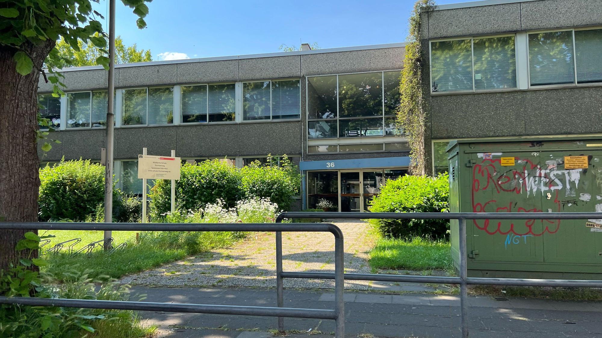 Ein zweistöckiges Waschbeton-Gebäude ist zu sehen.