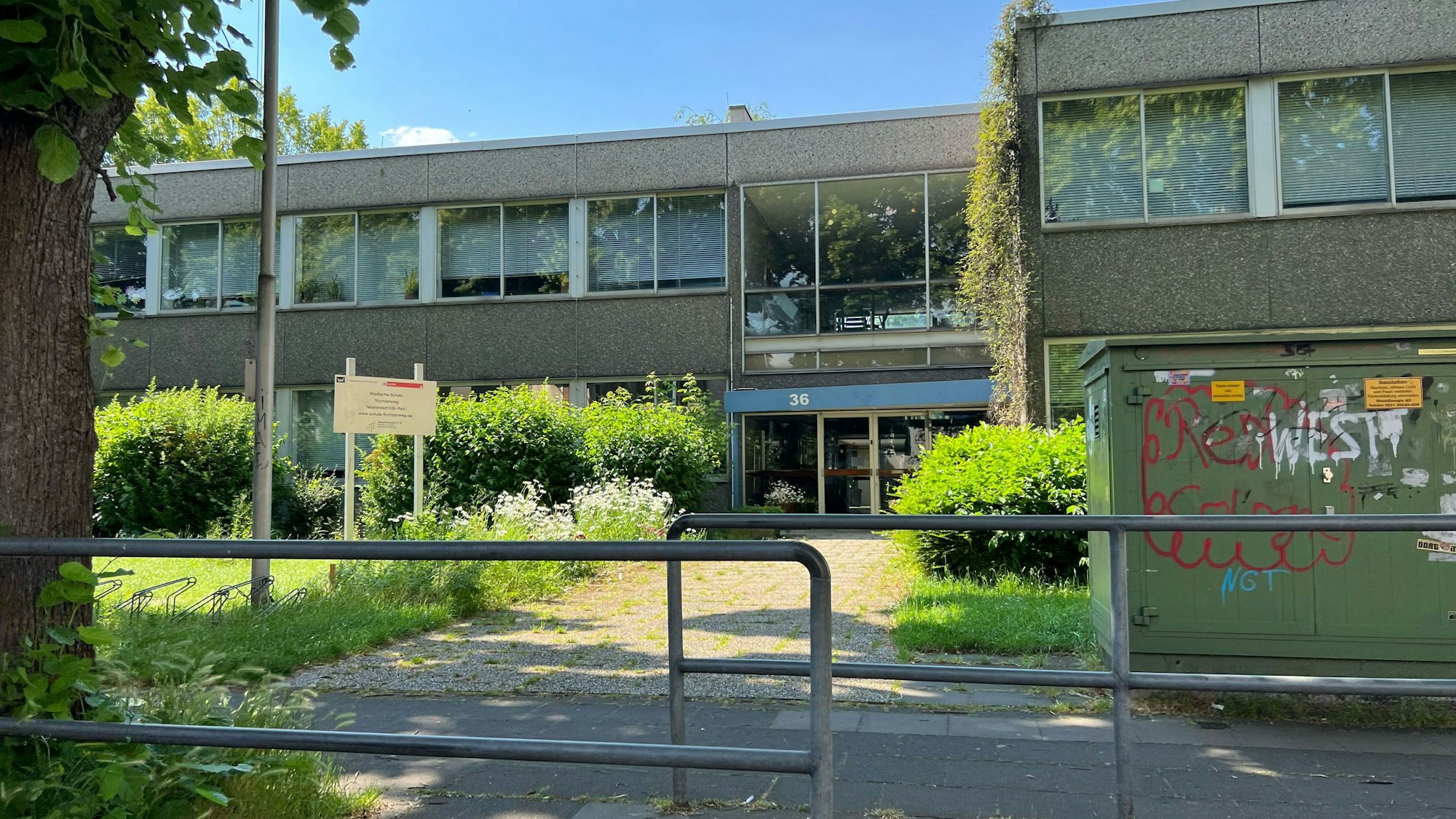 Ein zweistöckiges Waschbeton-Gebäude ist zu sehen.