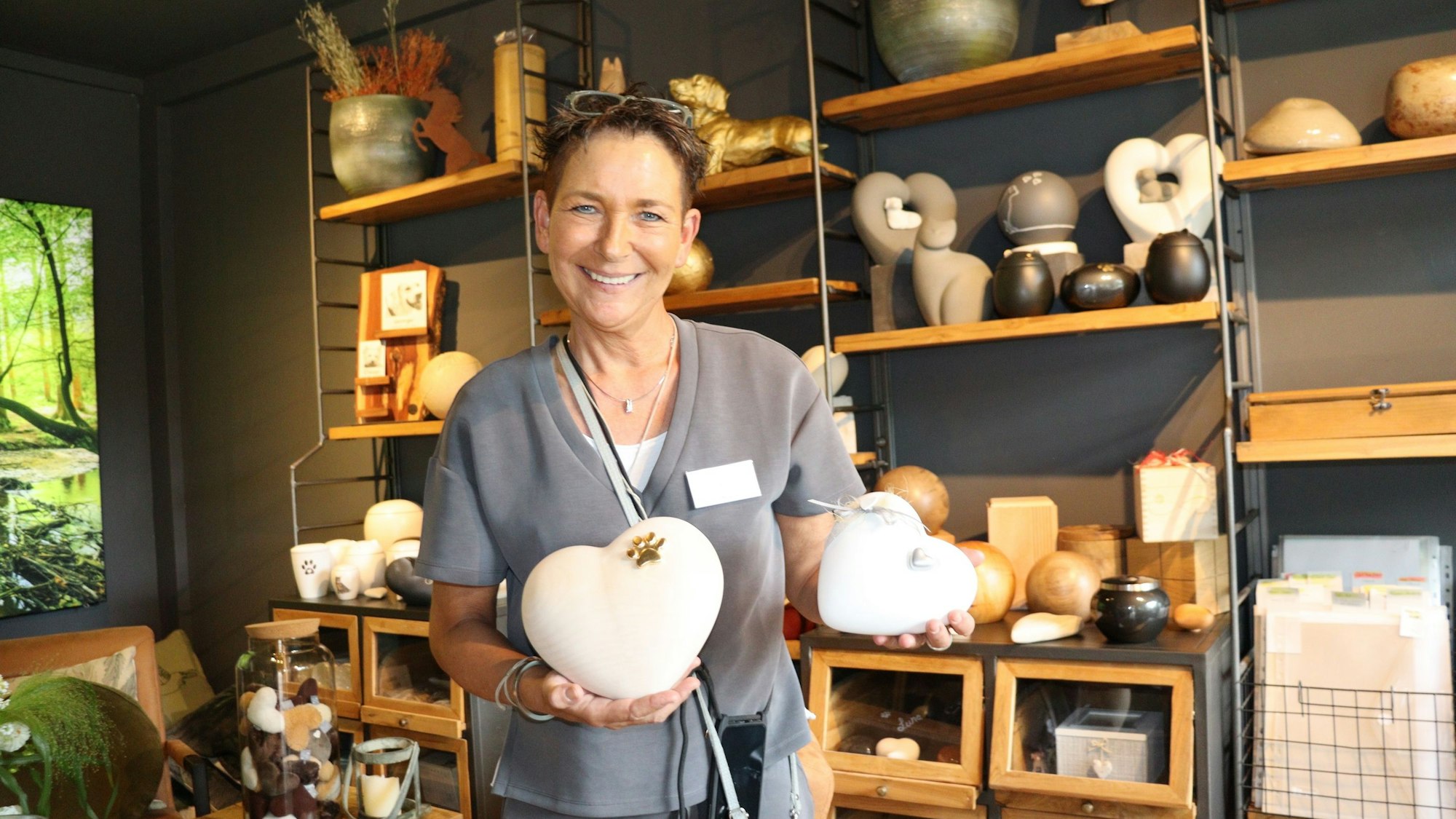 Lea Schenker steht vor einem Regal mit Urnen.