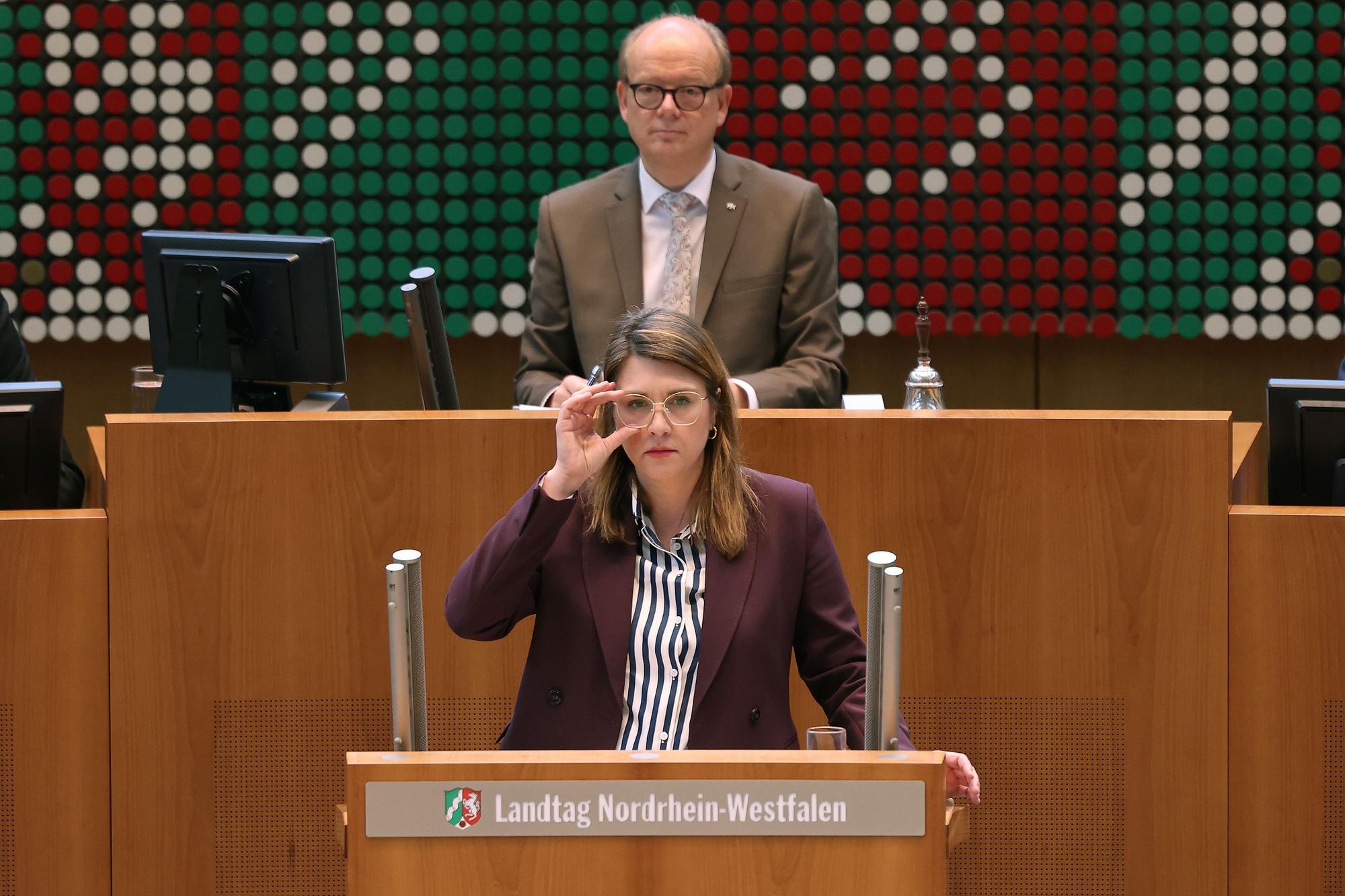 Ina Blumenthal, SPD-Abgeordnete, spricht im Landtag. Im Hintergrund sitzt André Kuper (CDU), Landtagspräsident.