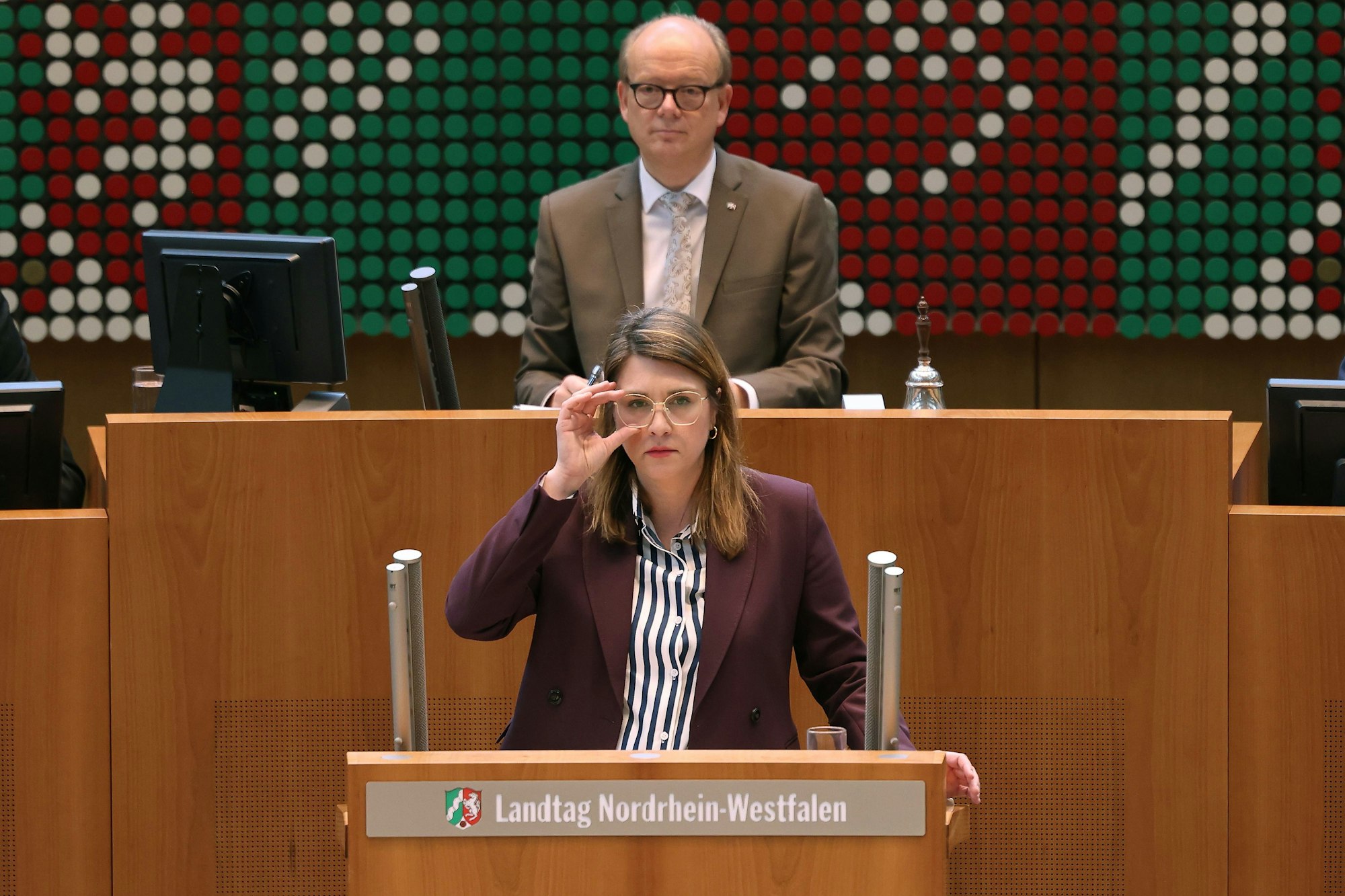 Ina Blumenthal, SPD-Abgeordnete, spricht im Landtag. Im Hintergrund sitzt André Kuper (CDU), Landtagspräsident.