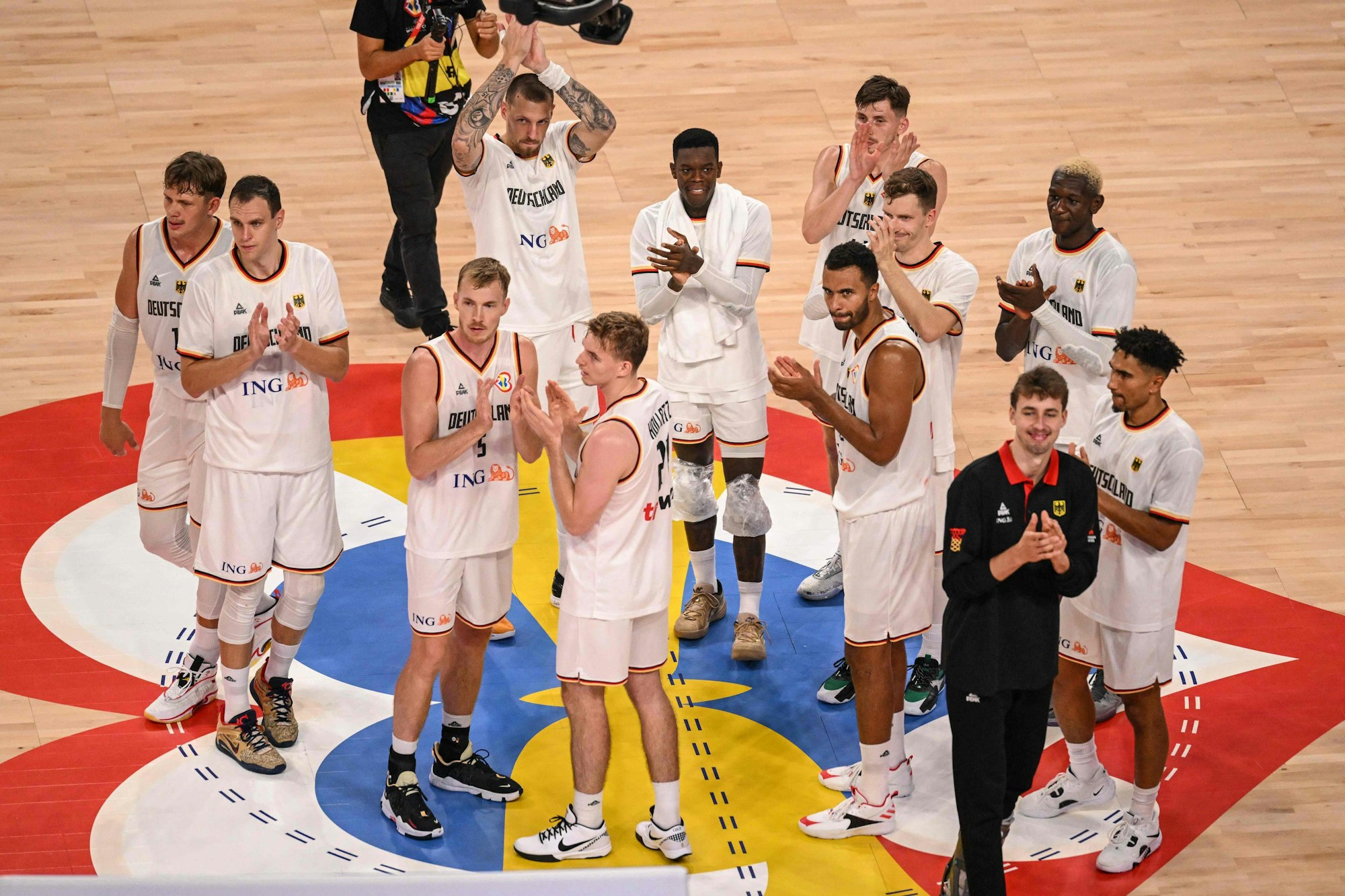 Die deutsche Nationalmannschaft feiert nach dem Sieg gegen Finnland.