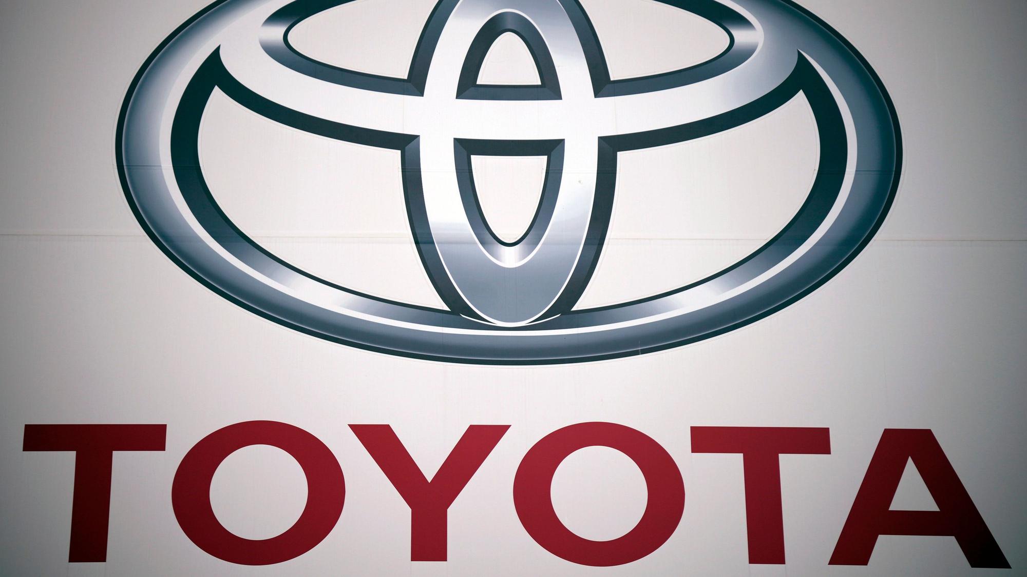 ARCHIV - 11.05.2022, Japan, Tokio: Ein Logo der Toyota Motor Corp. bei einem Händler in Tokio. Alle 28 Fahrzeugmontagelinien in den 14 japanischen Toyota-Werken wurden am Dienstag, den 219. August 2023, wegen eines Problems im Computersystem des Unternehmens, das die eingehenden Autoteile verarbeitet, abgeschaltet. Foto: Eugene Hoshiko/AP/dpa +++ dpa-Bildfunk +++