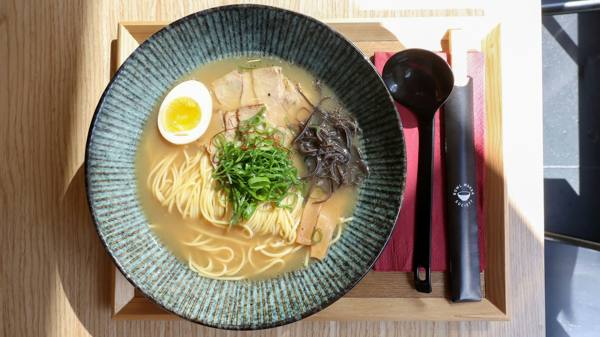Eine asiatoscje Supper mit Nudeln, Fleisch und Ei.