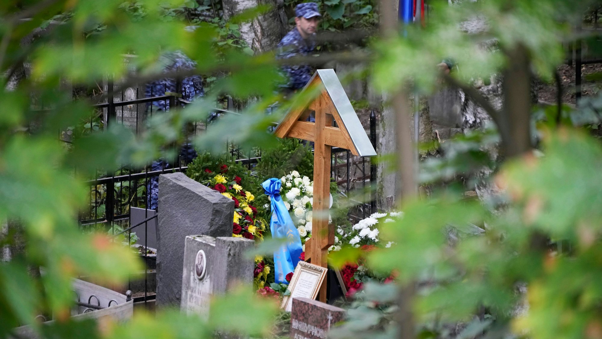 29.08.2023, Russland, St. Petersburg: Blumen auf dem Grab des Chefs der Wagner-Gruppe, Jewgeni Prigoschin, nach seiner Beerdigung auf dem Friedhof Porochowskoje. Nach Angaben des Kremls plante der russische Präsident Wladimir Putin nicht, an der Beerdigung von Jewgeni Prigoschin teilzunehmen, der letzte Woche bei einem Flugzeugabsturz ums Leben kam, zwei Monate nachdem er eine kurze Rebellion gestartet hatte. Foto: Dmitri Lovetsky/AP/dpa +++ dpa-Bildfunk +++