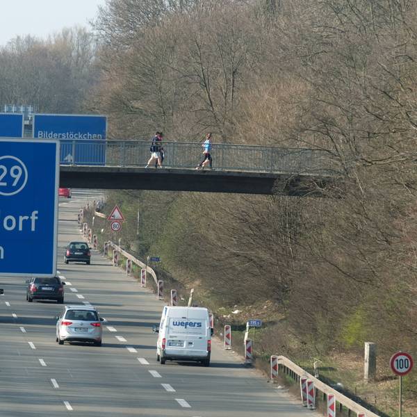 Auf der Stadtautobahn A57 fahren Autos. Ein blaues Schild zeigt die Ausfahrt 29 nach Bickendorf in 1000 Metern an.