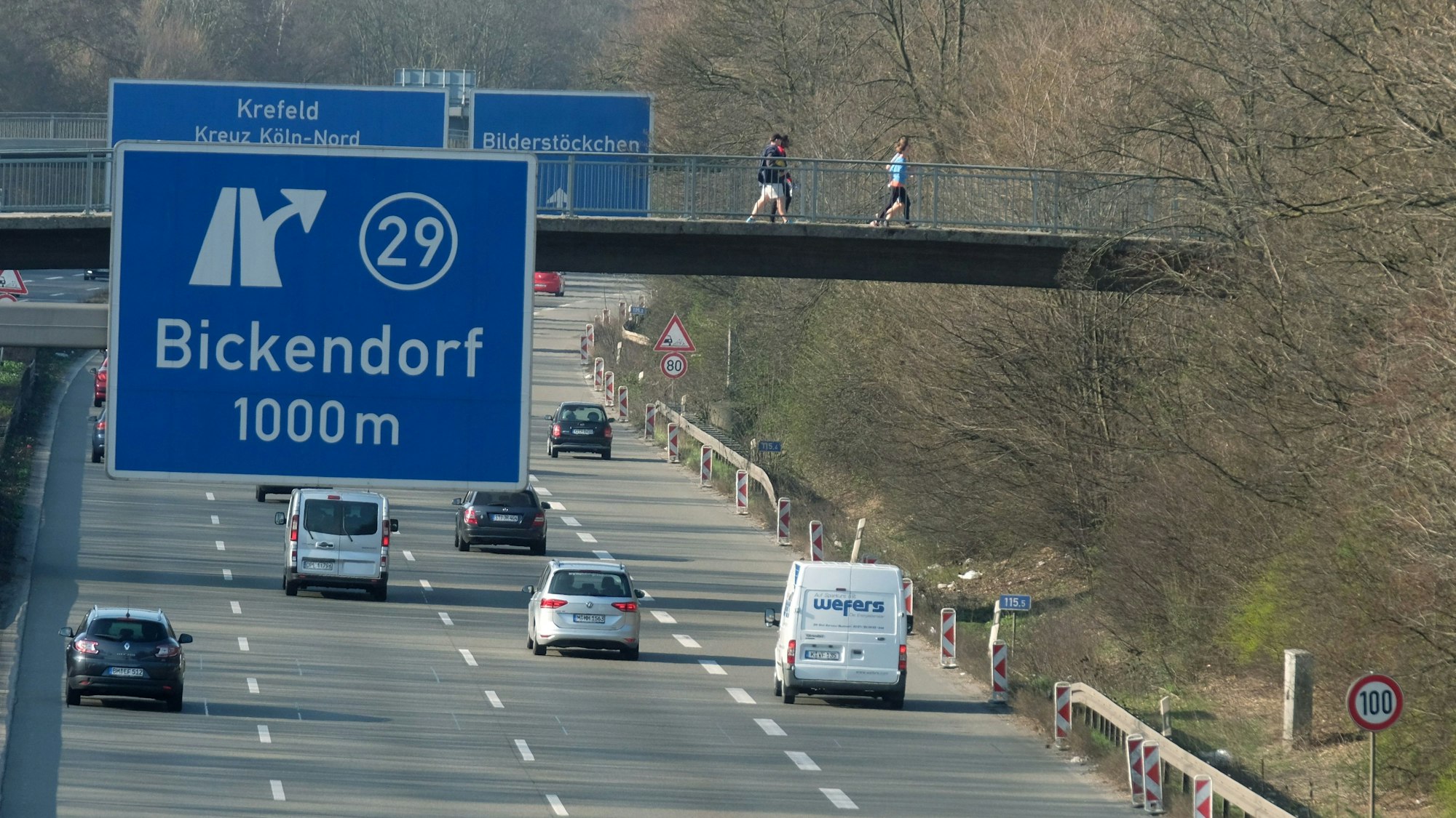 Auf der Stadtautobahn A57 fahren Autos. Ein blaues Schild zeigt die Ausfahrt 29 nach Bickendorf in 1000 Metern an.
