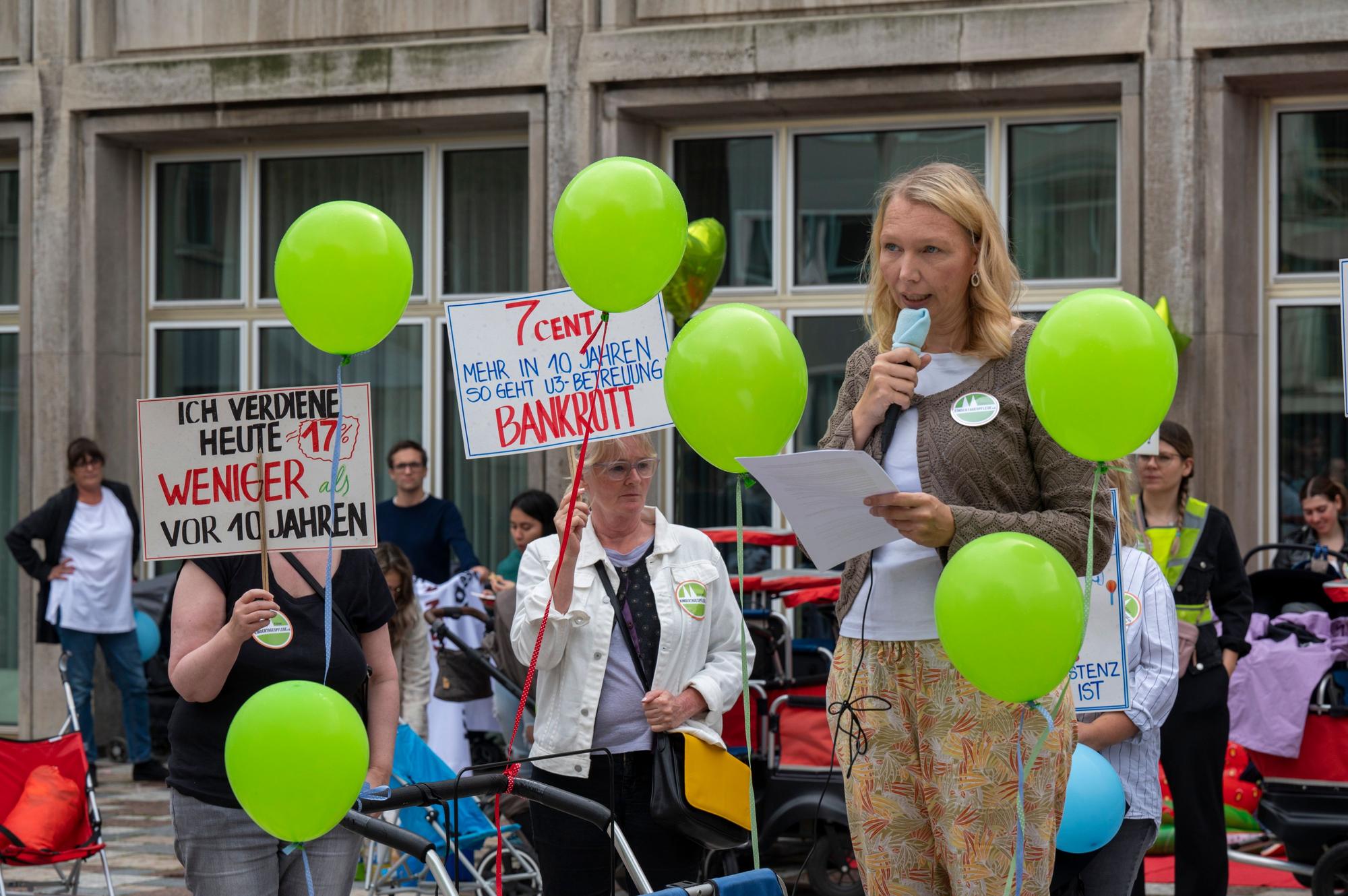 Das Bild zeigt eine Rednerin bei der Demonstration für den Erhalt der Kölner Kindertagespflege.