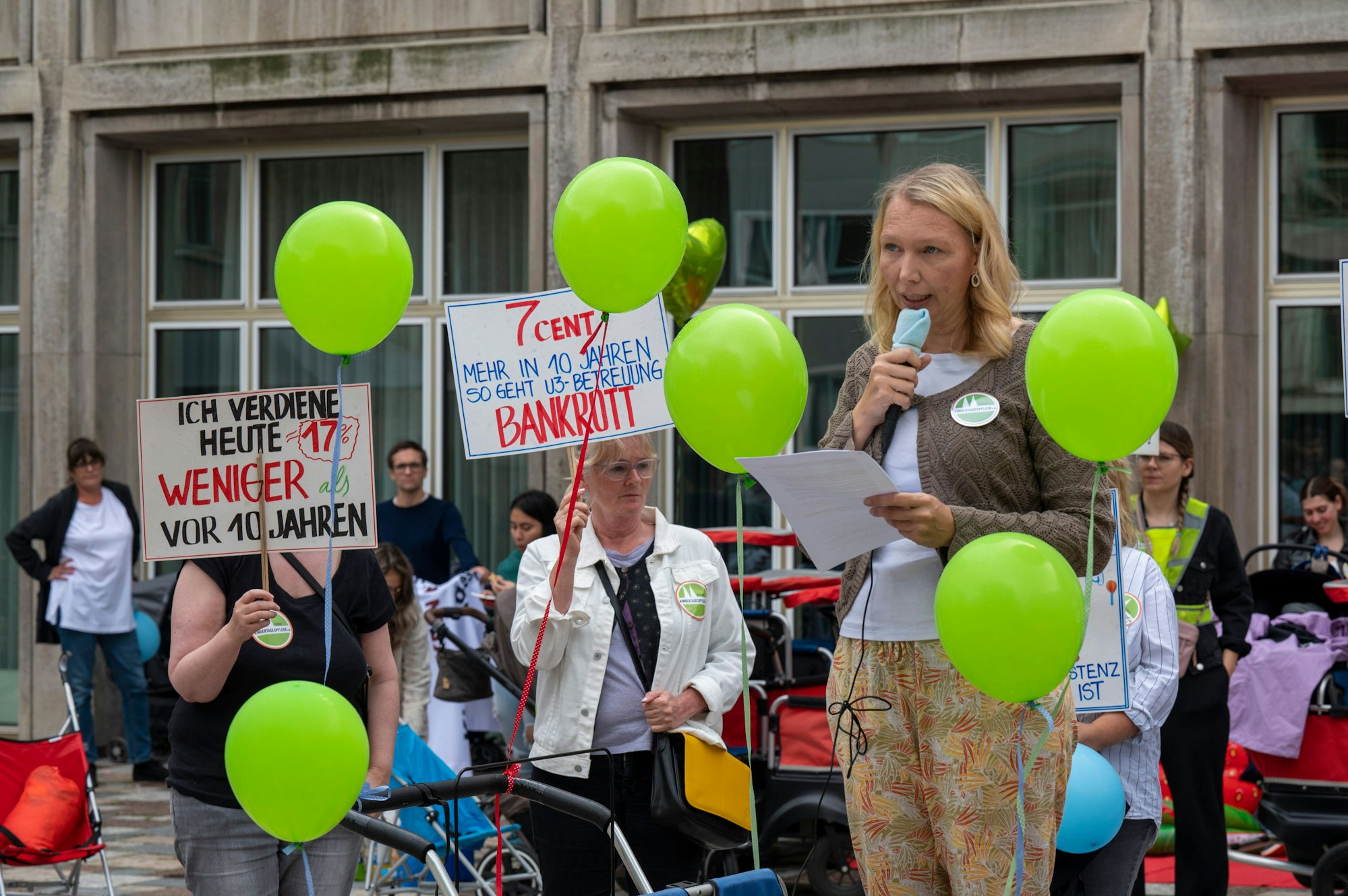 Das Bild zeigt eine Rednerin bei  der Demonstration für den Erhalt der Kölner Kindertagespflege.