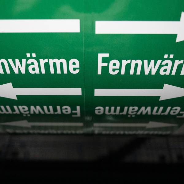 Leitungen sind in der Fernwärmeverteilerstation des Heizkraftwerk 3 Stuttgart-Gaisburg des Energiekonzerns EnBW zu sehen.
