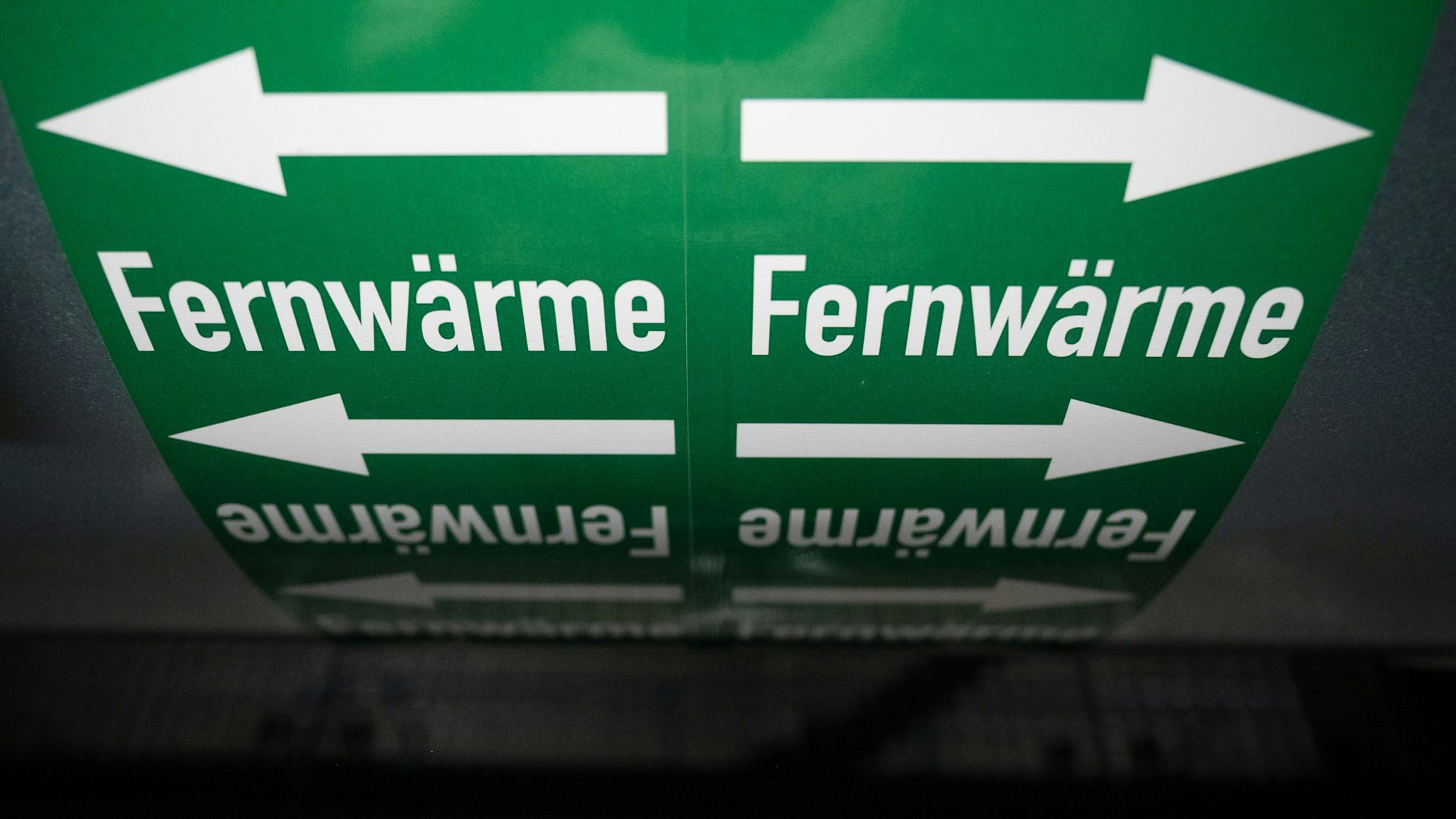 Leitungen sind in der Fernwärmeverteilerstation des Heizkraftwerk 3 Stuttgart-Gaisburg des Energiekonzerns EnBW zu sehen.