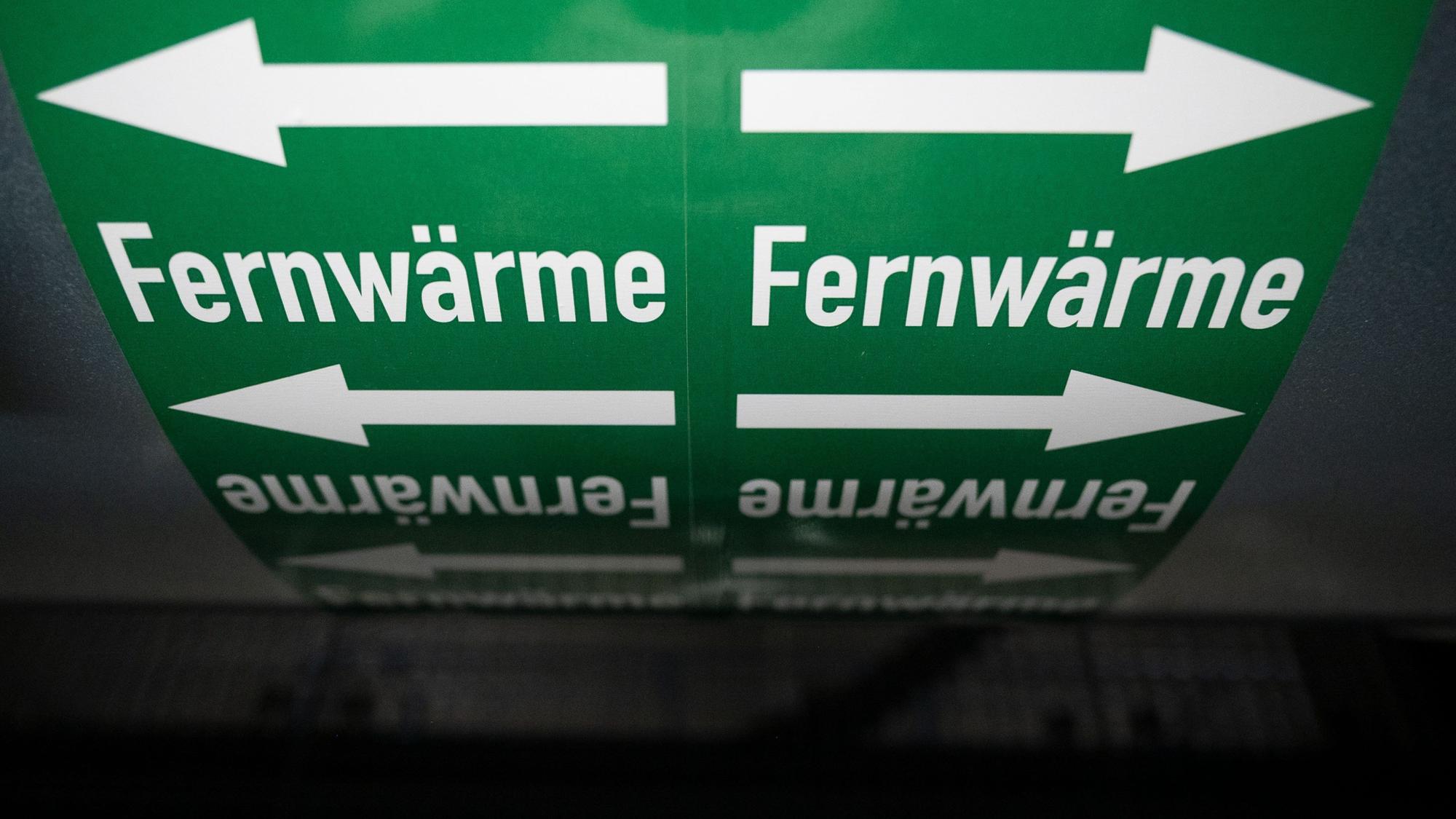 Ein Symbolfoto eines Schildes zum Thema „Fernwärme“.
