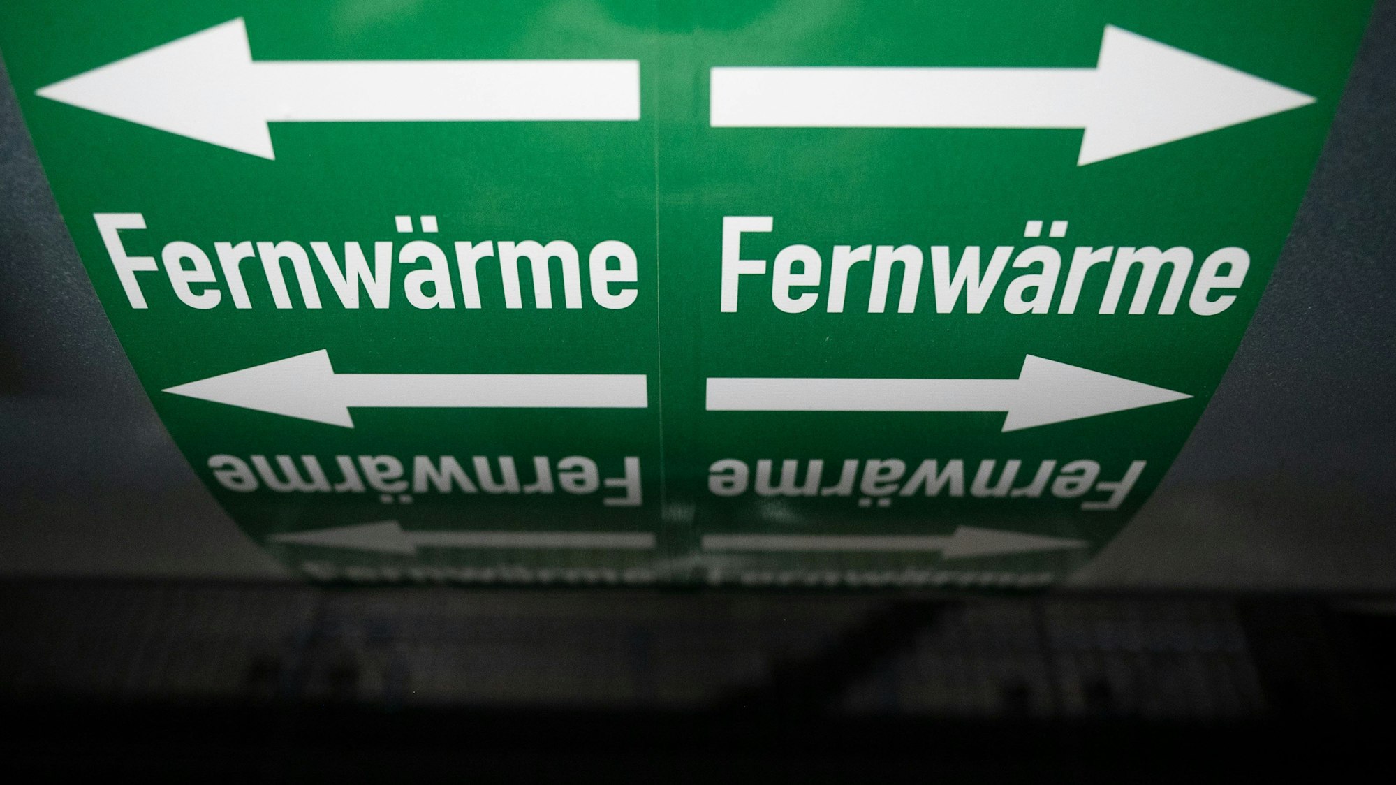 Ein Symbolfoto eines Schildes zum Thema „Fernwärme“.