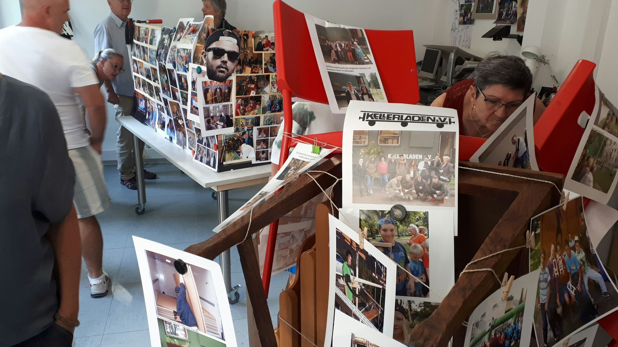 In den Räumen der Escher Straße 304 informiert eine große Ausstellung über die Aktivitäten aus bislang 25 Jahren Jugendarbeit.