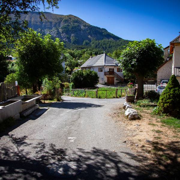Eine Straße im französischen Alpendorf Le Vernet, in dem der zweijährige Émile vor mehr als zwei Monaten verschwunden ist. Von ihm fehlt jede Spur.